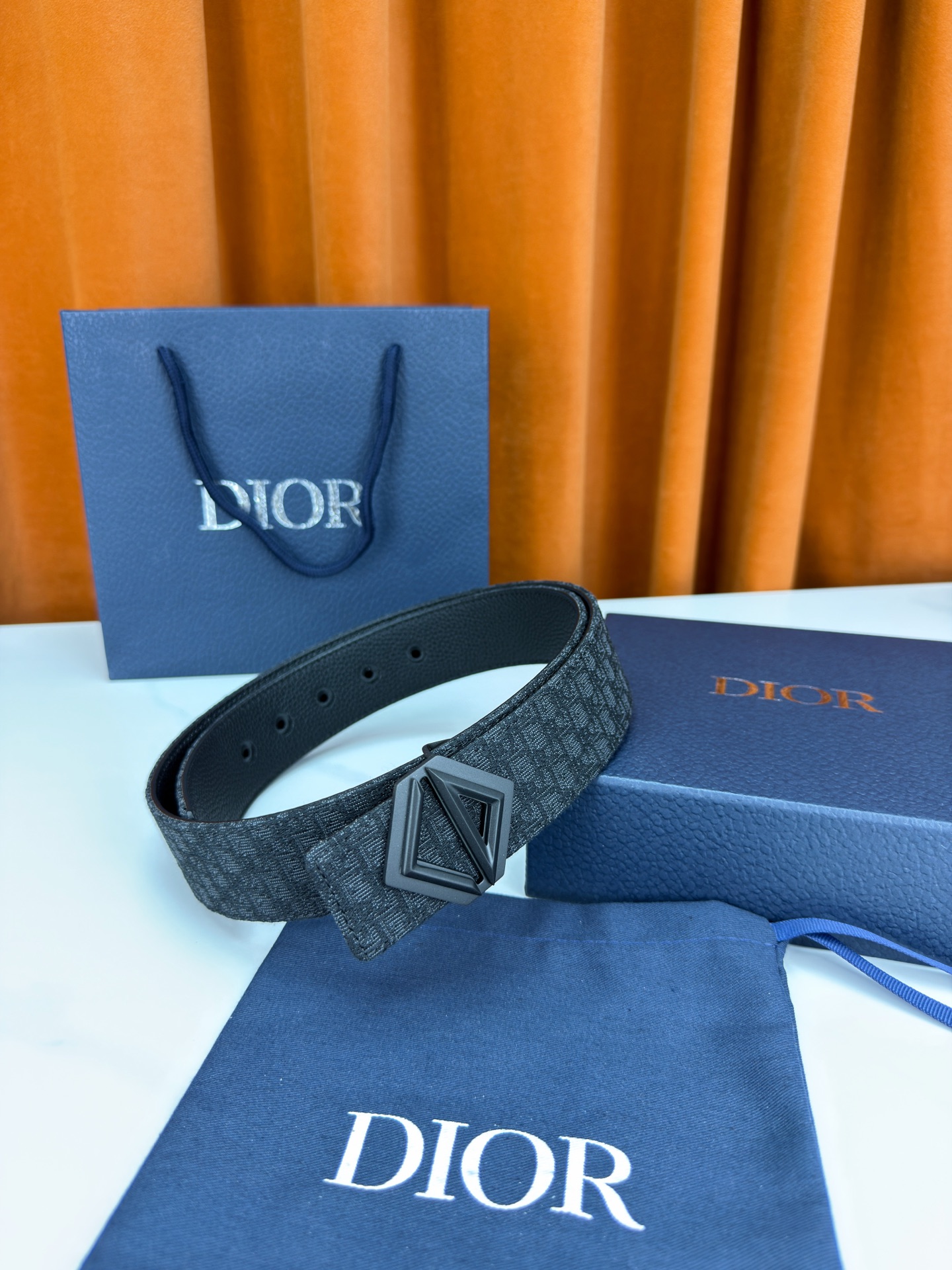 Dior 宽度4.0cm 甄选优质不锈钢五金件，菱形镂空扣设计简约硬朗。织物混纺带身细密老花暗纹，搭配荔