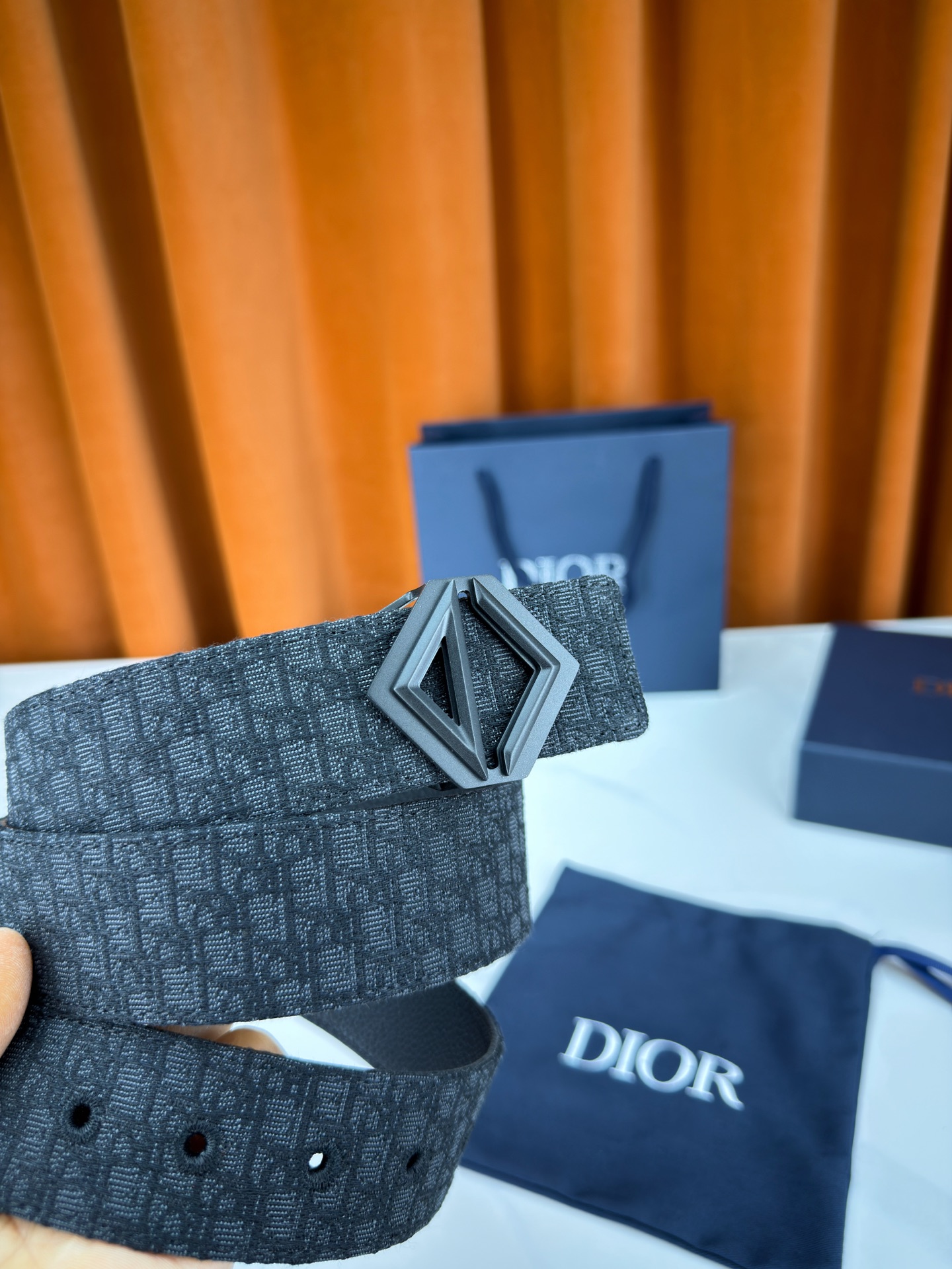 Dior 宽度4.0cm 甄选优质不锈钢五金件，菱形镂空扣设计简约硬朗。织物混纺带身细密老花暗纹，搭配荔