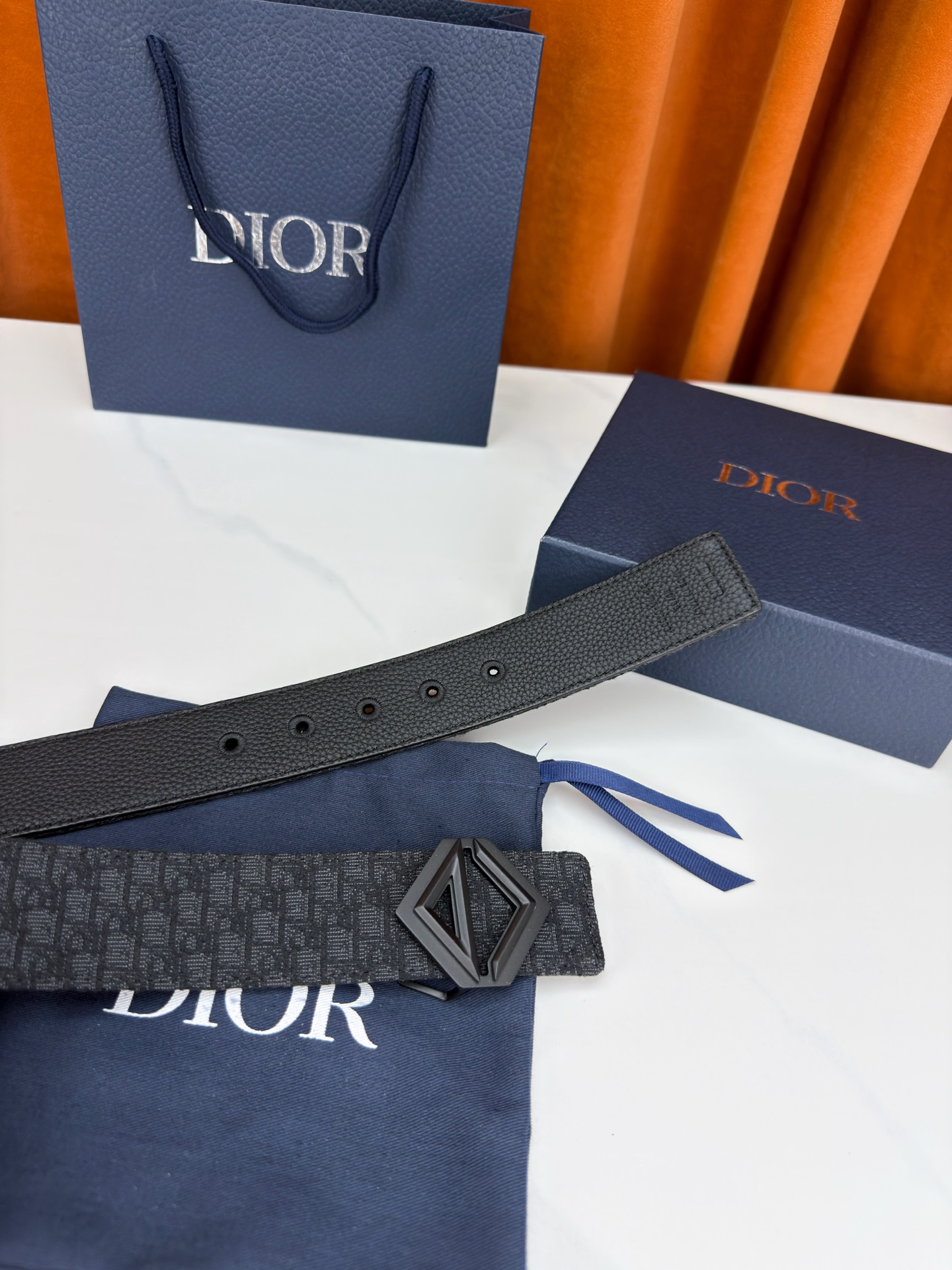 Dior 宽度4.0cm 甄选优质不锈钢五金件，菱形镂空扣设计简约硬朗。织物混纺带身细密老花暗纹，搭配荔