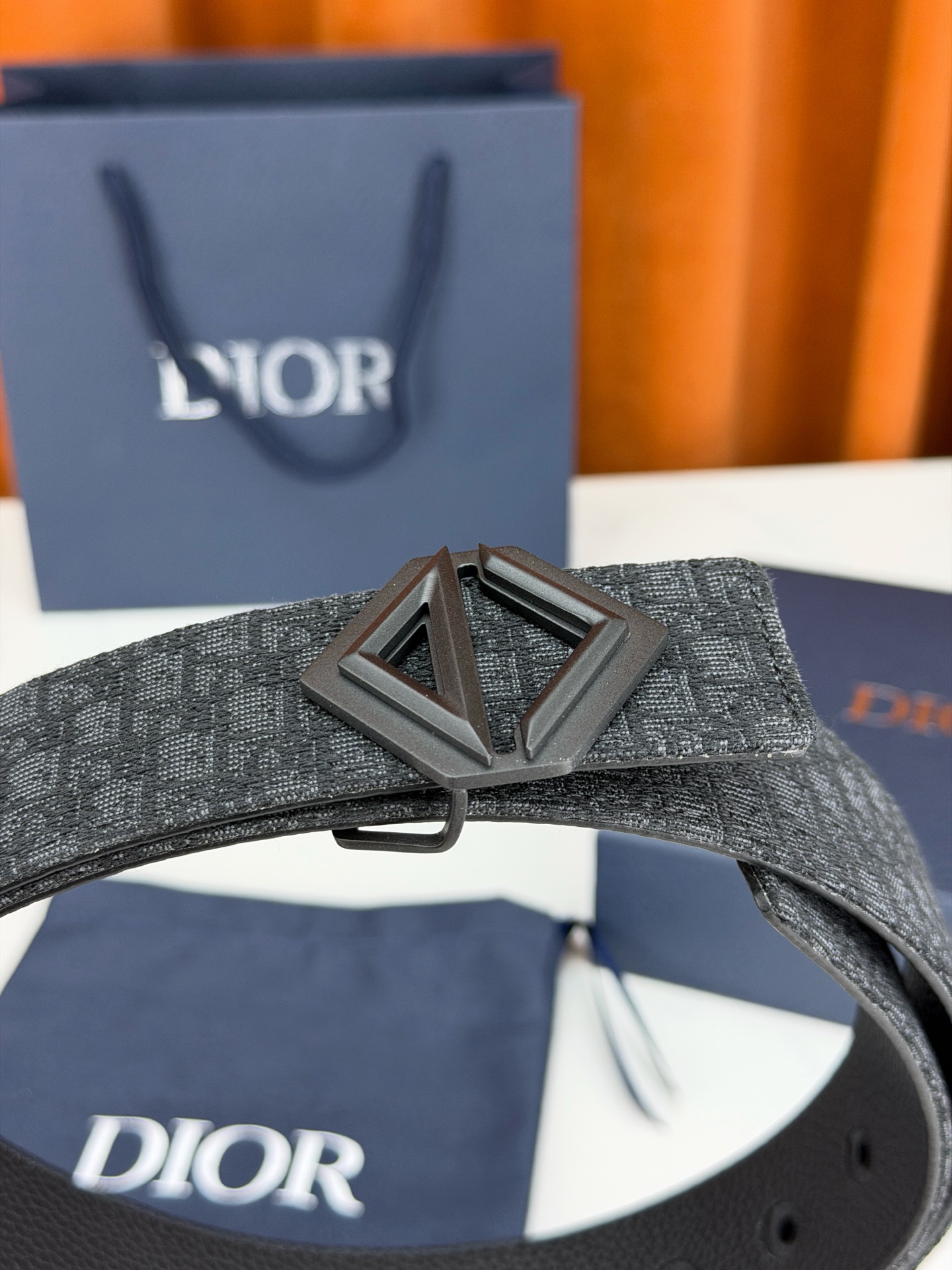 Dior 宽度4.0cm 甄选优质不锈钢五金件，菱形镂空扣设计简约硬朗。织物混纺带身细密老花暗纹，搭配荔