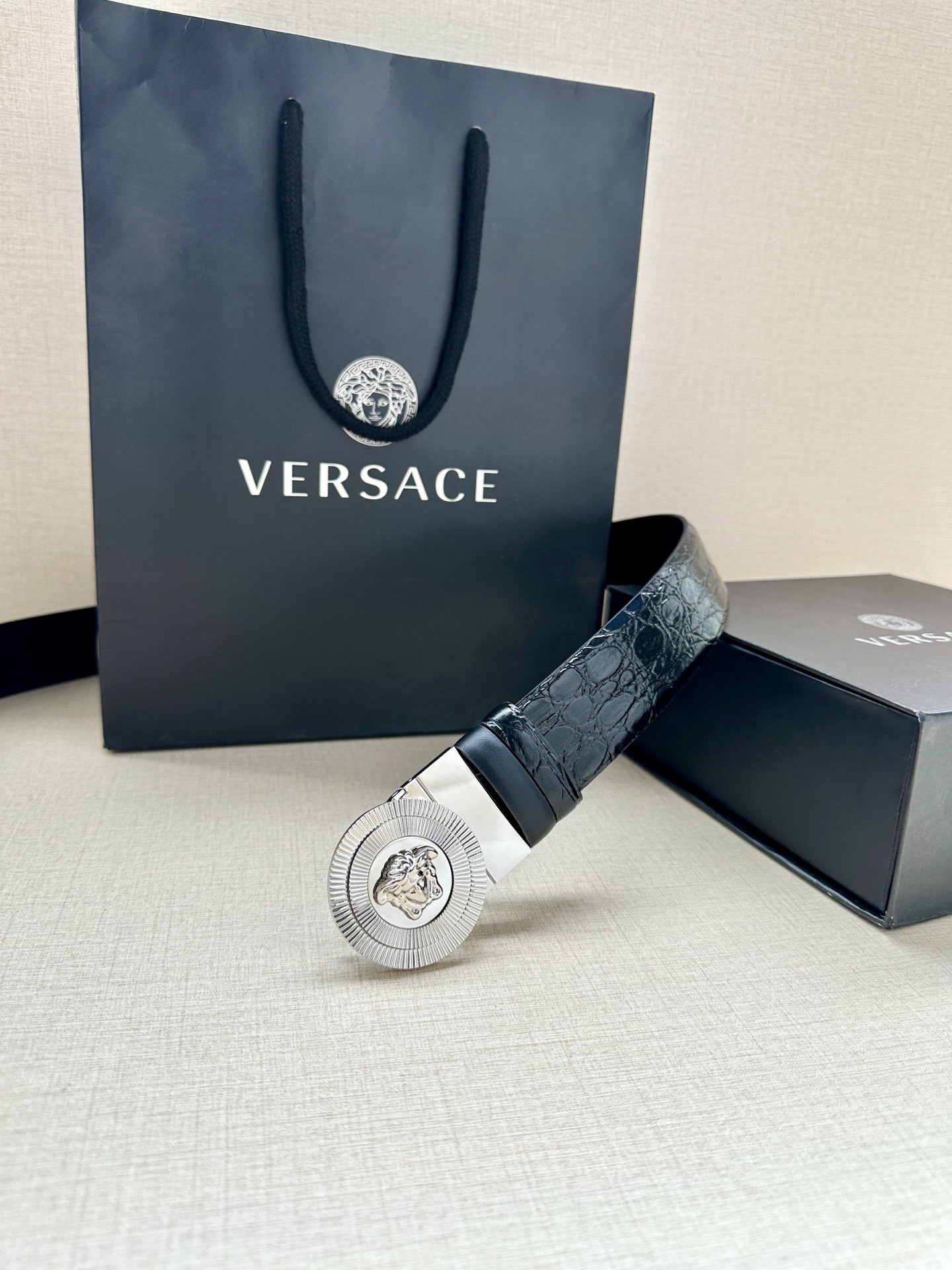 宽度3.8cm 皮带，饰有双面Medusa Biggie搭扣，一面光滑，另一面饰有仿鳄鱼纹压花。Medu