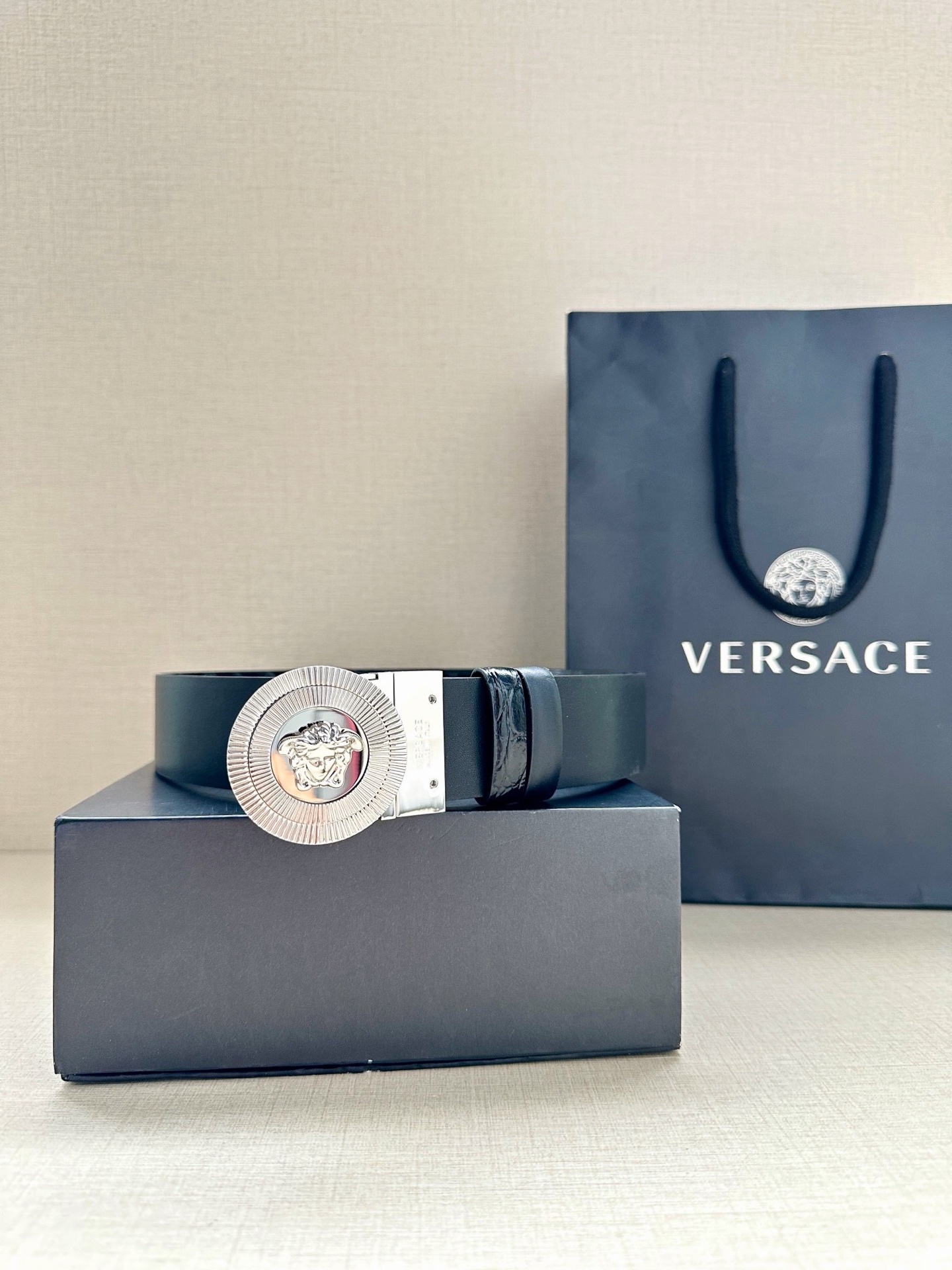 宽度3.8cm 皮带，饰有双面Medusa Biggie搭扣，一面光滑，另一面饰有仿鳄鱼纹压花。Medu