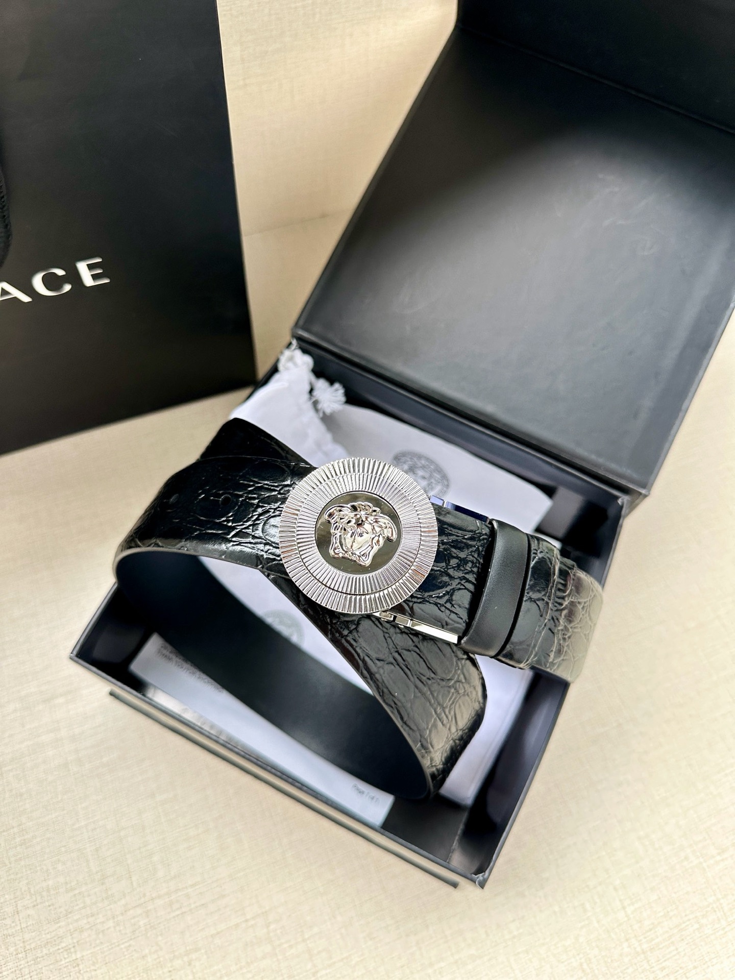 宽度3.8cm 皮带，饰有双面Medusa Biggie搭扣，一面光滑，另一面饰有仿鳄鱼纹压花。Medu