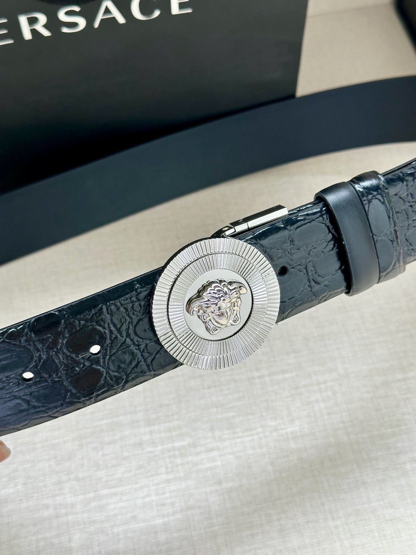 宽度3.8cm 皮带，饰有双面Medusa Biggie搭扣，一面光滑，另一面饰有仿鳄鱼纹压花。Medu