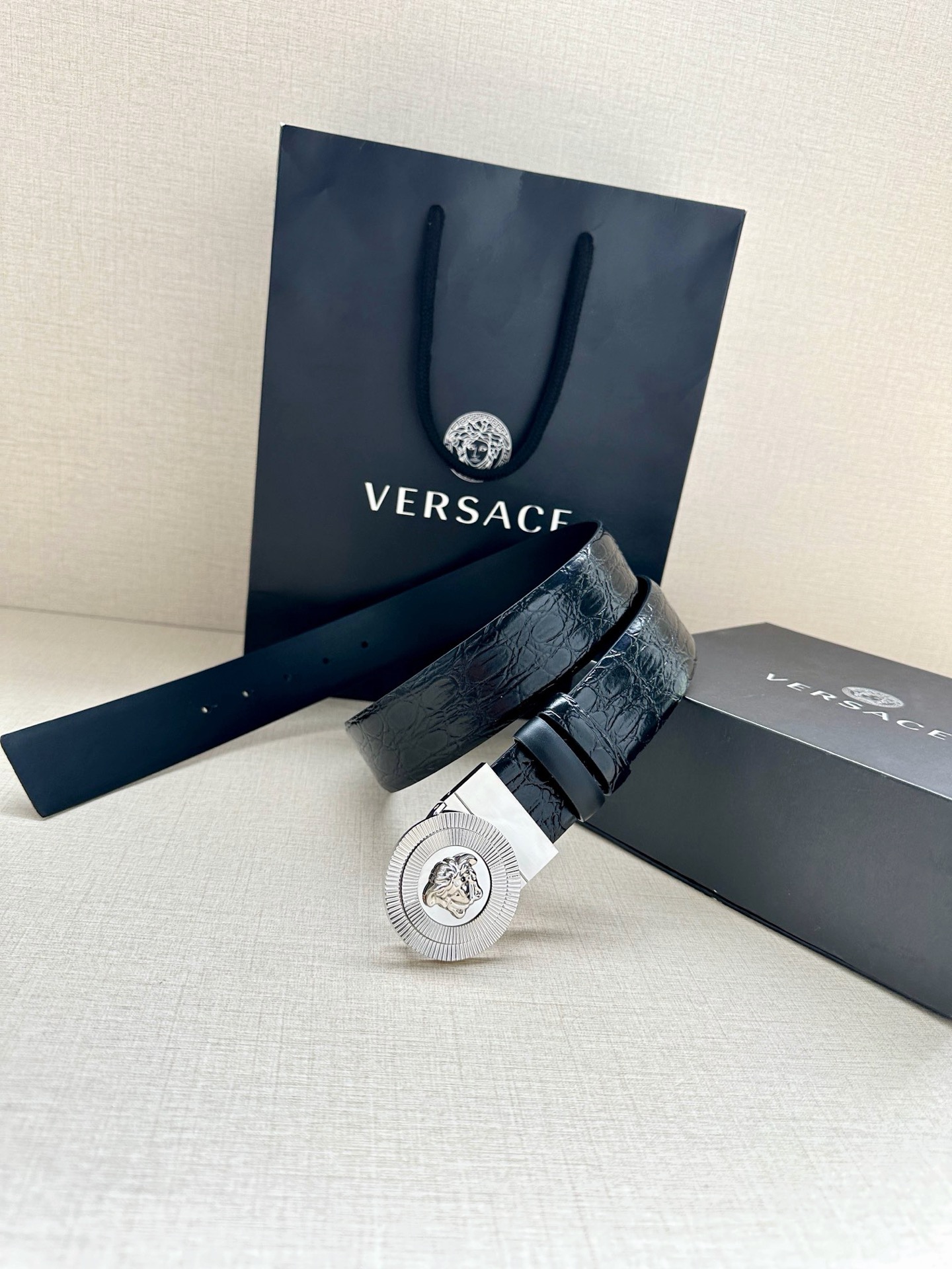 宽度3.8cm 皮带，饰有双面Medusa Biggie搭扣，一面光滑，另一面饰有仿鳄鱼纹压花。Medu