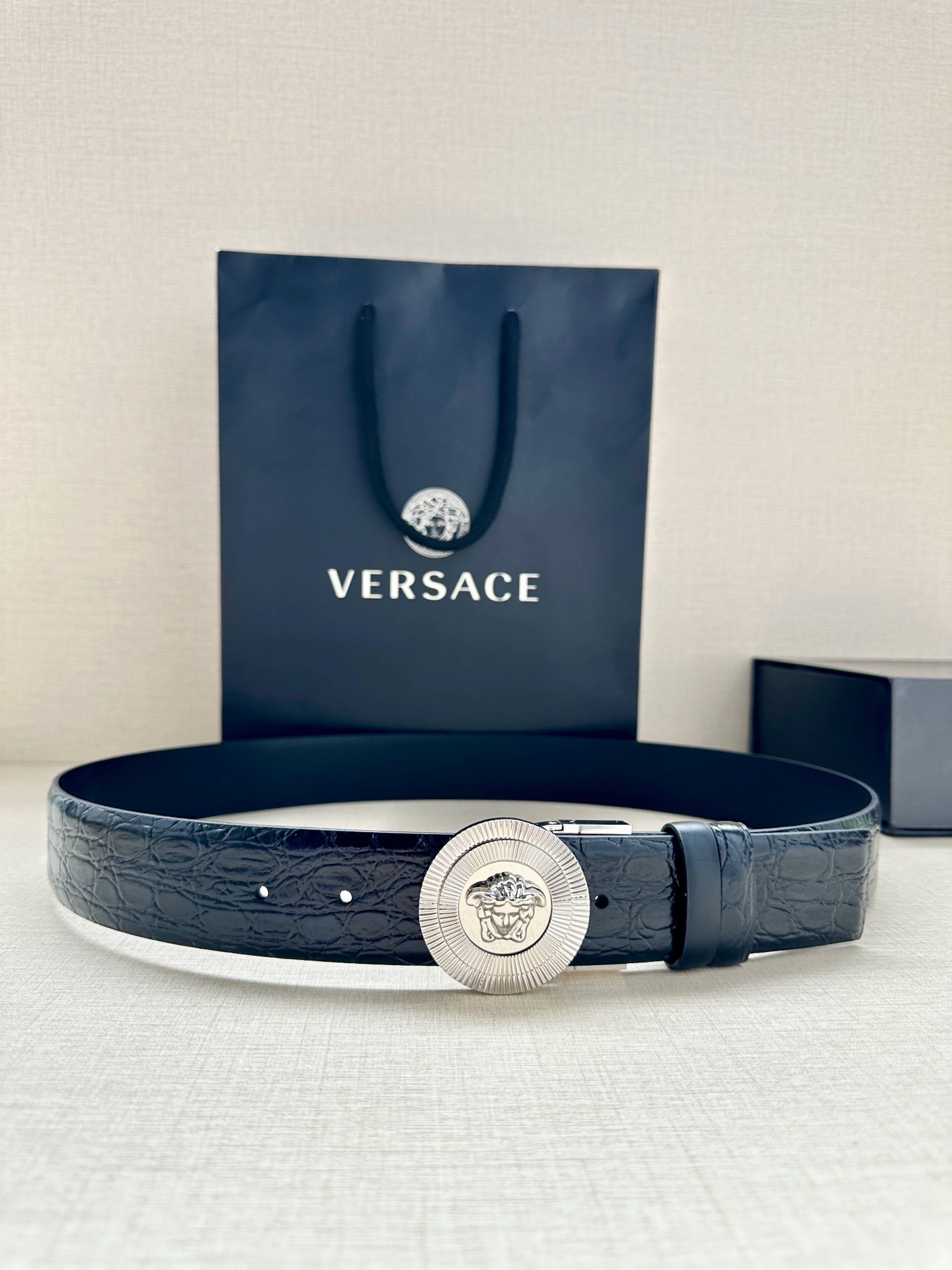 宽度3.8cm 皮带，饰有双面Medusa Biggie搭扣，一面光滑，另一面饰有仿鳄鱼纹压花。Medu