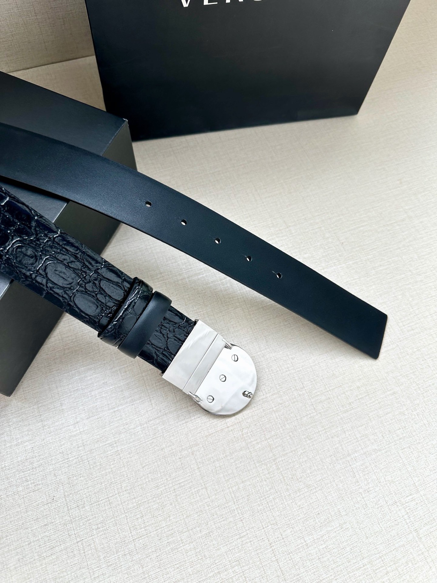 宽度3.8cm 皮带，饰有双面Medusa Biggie搭扣，一面光滑，另一面饰有仿鳄鱼纹压花。Medu