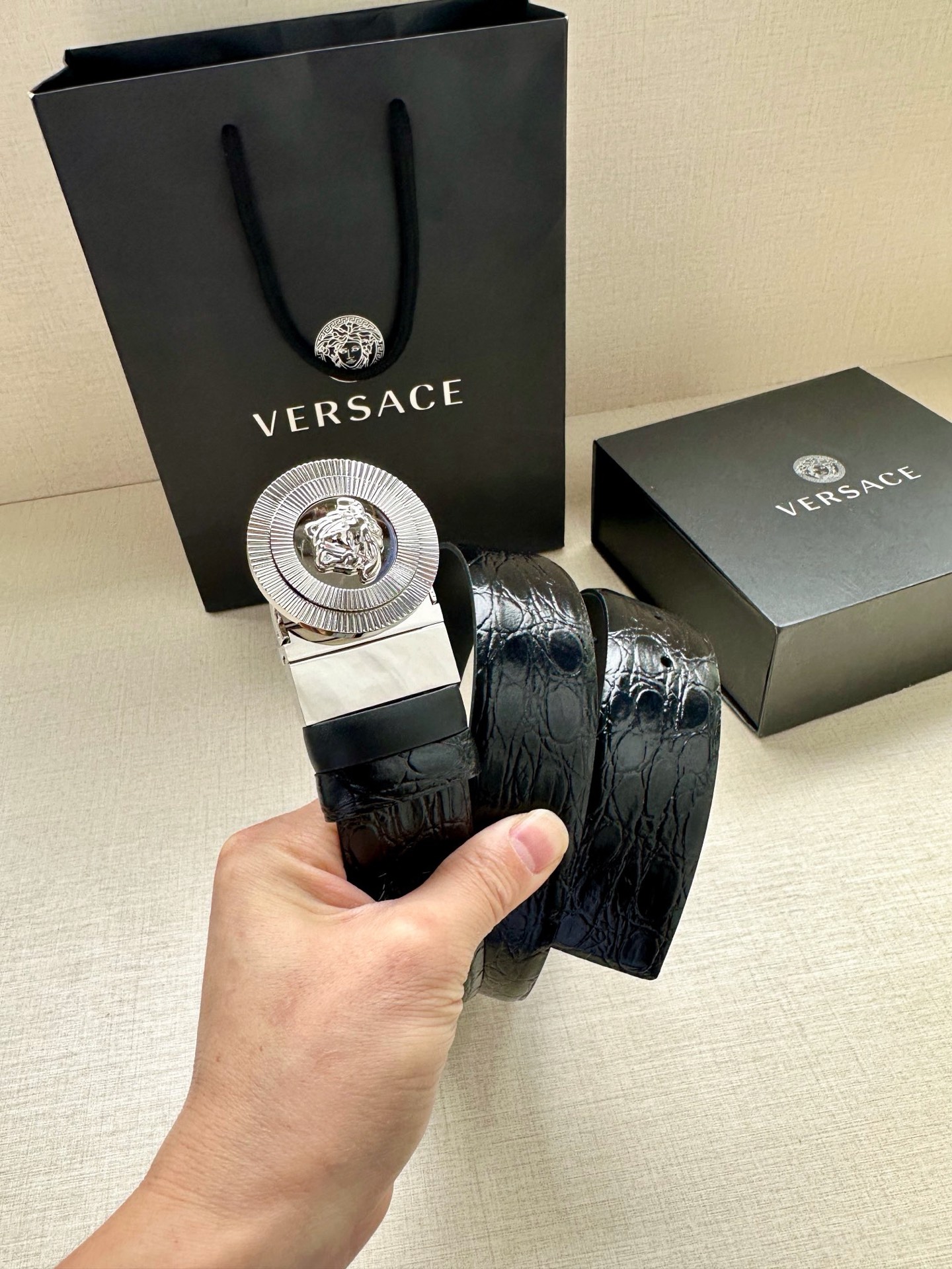 宽度3.8cm 皮带，饰有双面Medusa Biggie搭扣，一面光滑，另一面饰有仿鳄鱼纹压花。Medu