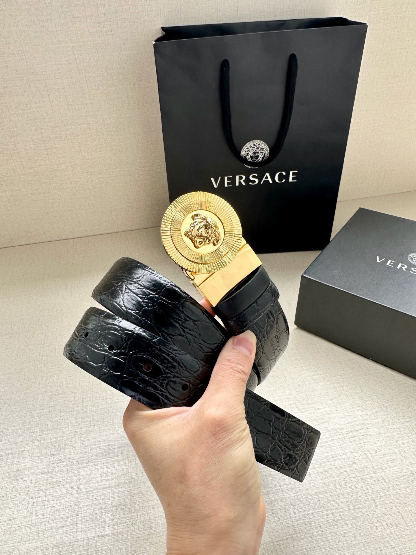 宽度3.8cm 皮带，饰有双面Medusa Biggie搭扣，一面光滑，另一面饰有仿鳄鱼纹压花。Medu