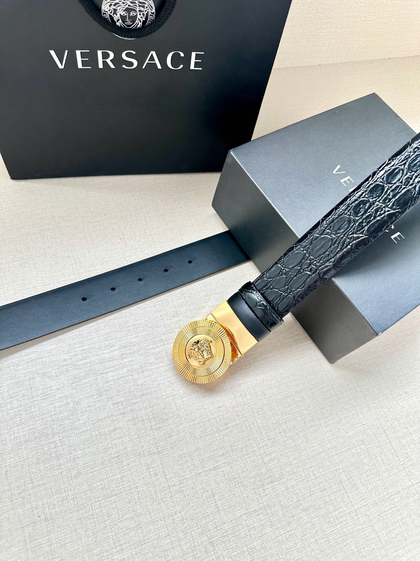 宽度3.8cm 皮带，饰有双面Medusa Biggie搭扣，一面光滑，另一面饰有仿鳄鱼纹压花。Medu