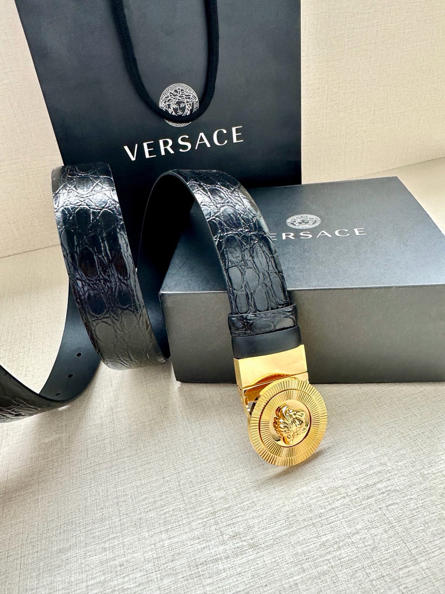 宽度3.8cm 皮带，饰有双面Medusa Biggie搭扣，一面光滑，另一面饰有仿鳄鱼纹压花。Medu