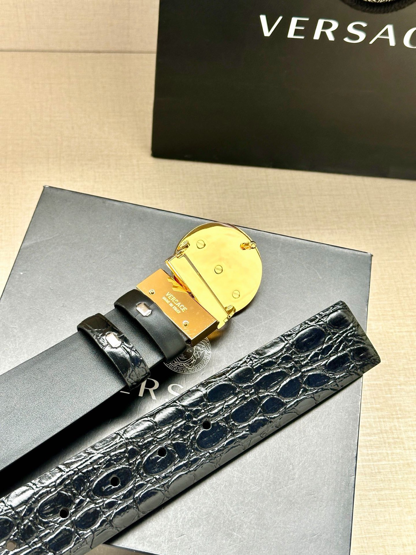 宽度3.8cm 皮带，饰有双面Medusa Biggie搭扣，一面光滑，另一面饰有仿鳄鱼纹压花。Medu