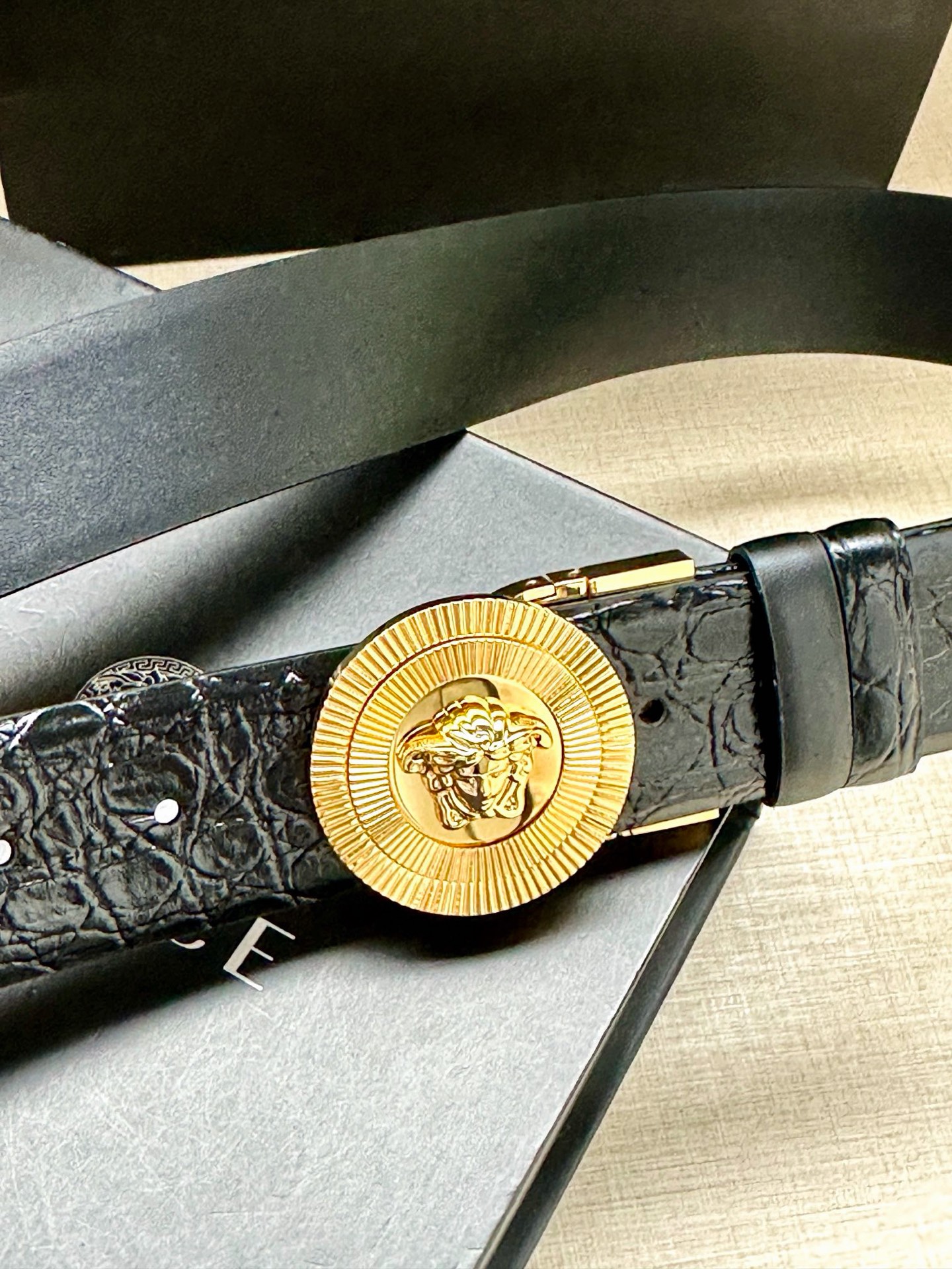 宽度3.8cm 皮带，饰有双面Medusa Biggie搭扣，一面光滑，另一面饰有仿鳄鱼纹压花。Medu