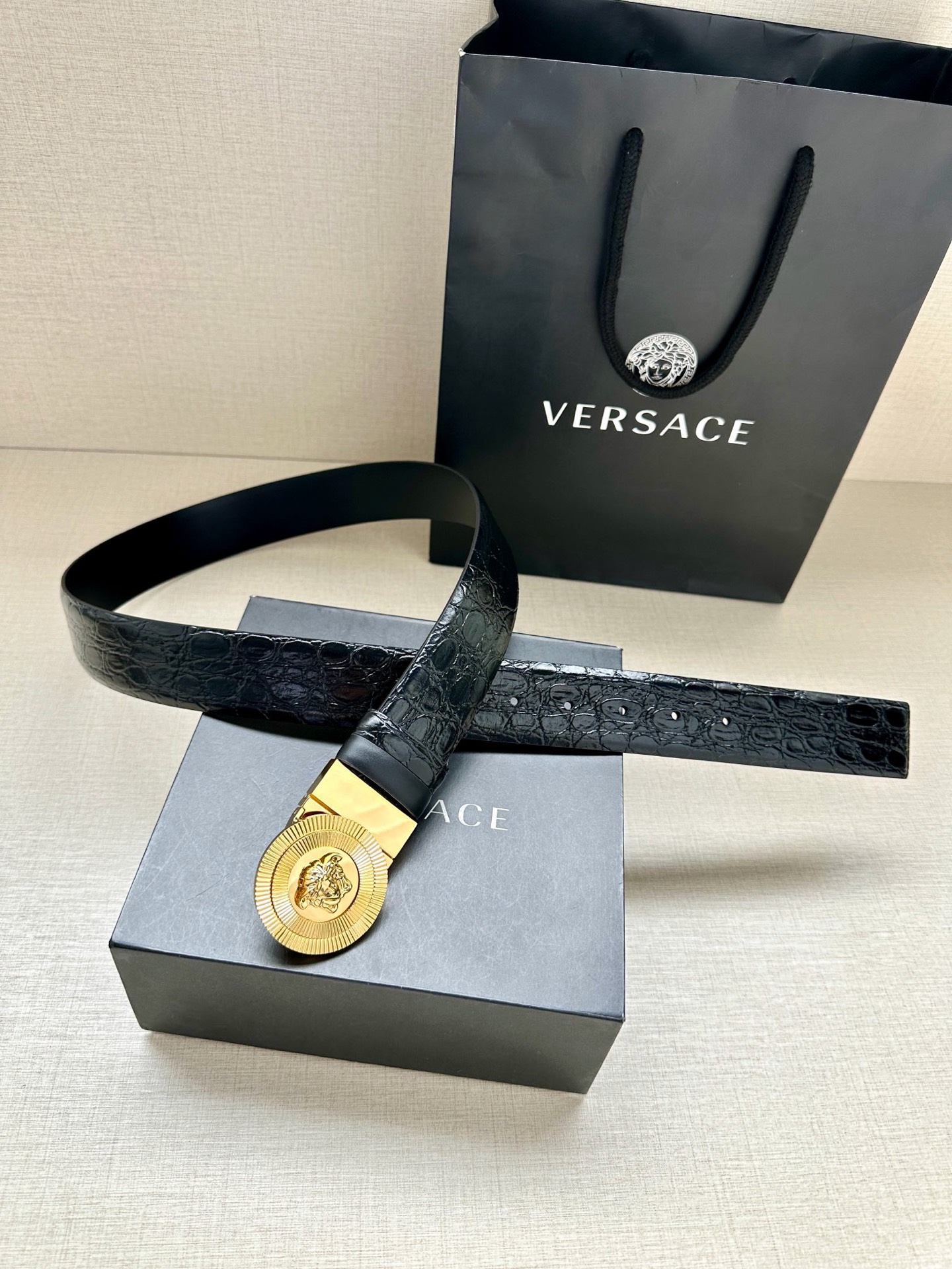 宽度3.8cm 皮带，饰有双面Medusa Biggie搭扣，一面光滑，另一面饰有仿鳄鱼纹压花。Medu