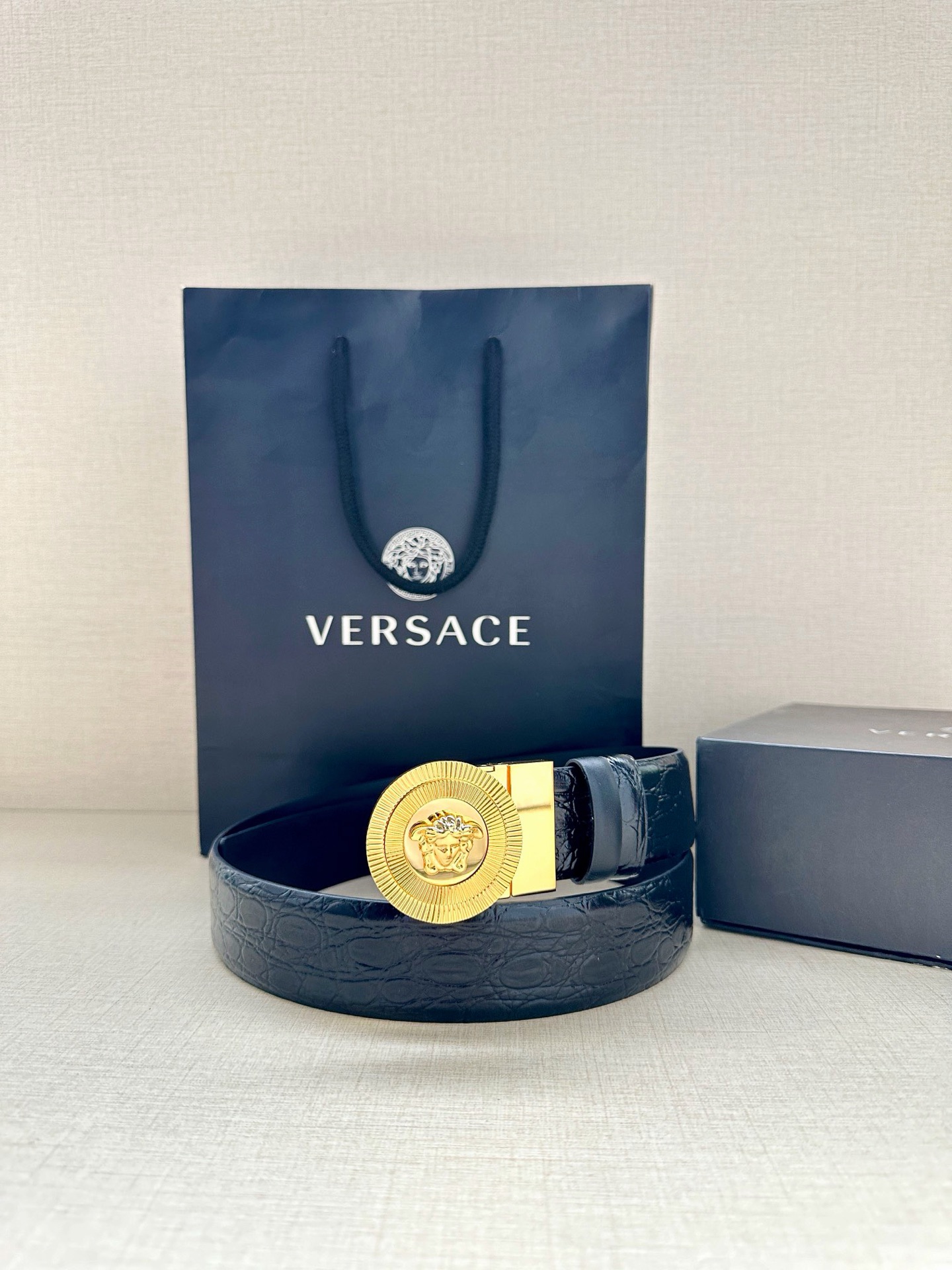 宽度3.8cm 皮带，饰有双面Medusa Biggie搭扣，一面光滑，另一面饰有仿鳄鱼纹压花。Medu