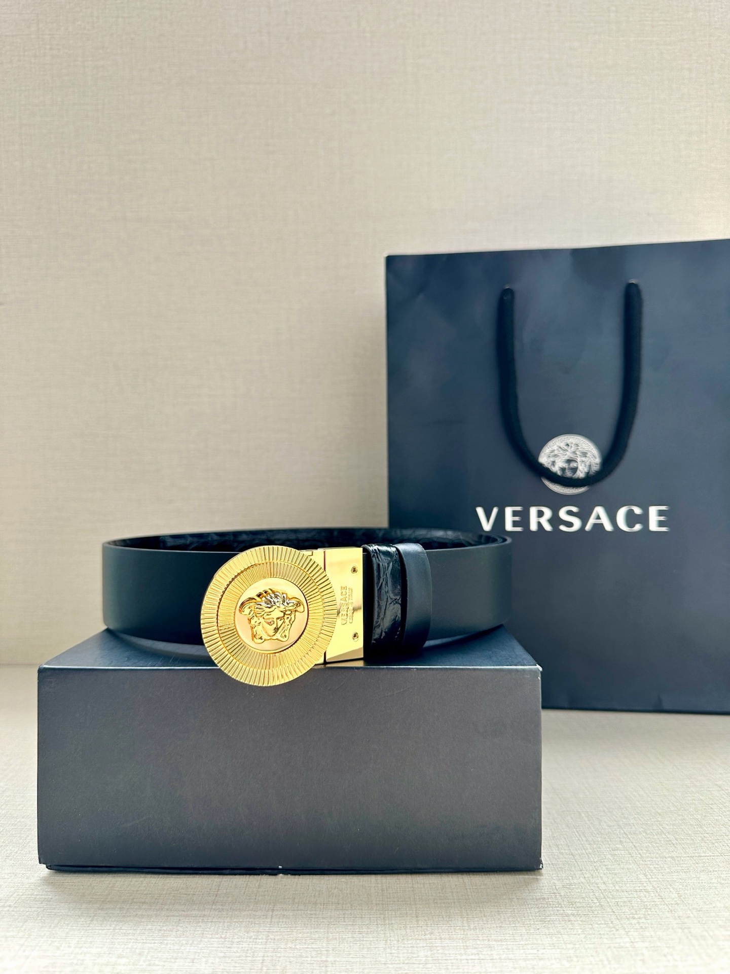 宽度3.8cm 皮带，饰有双面Medusa Biggie搭扣，一面光滑，另一面饰有仿鳄鱼纹压花。Medu