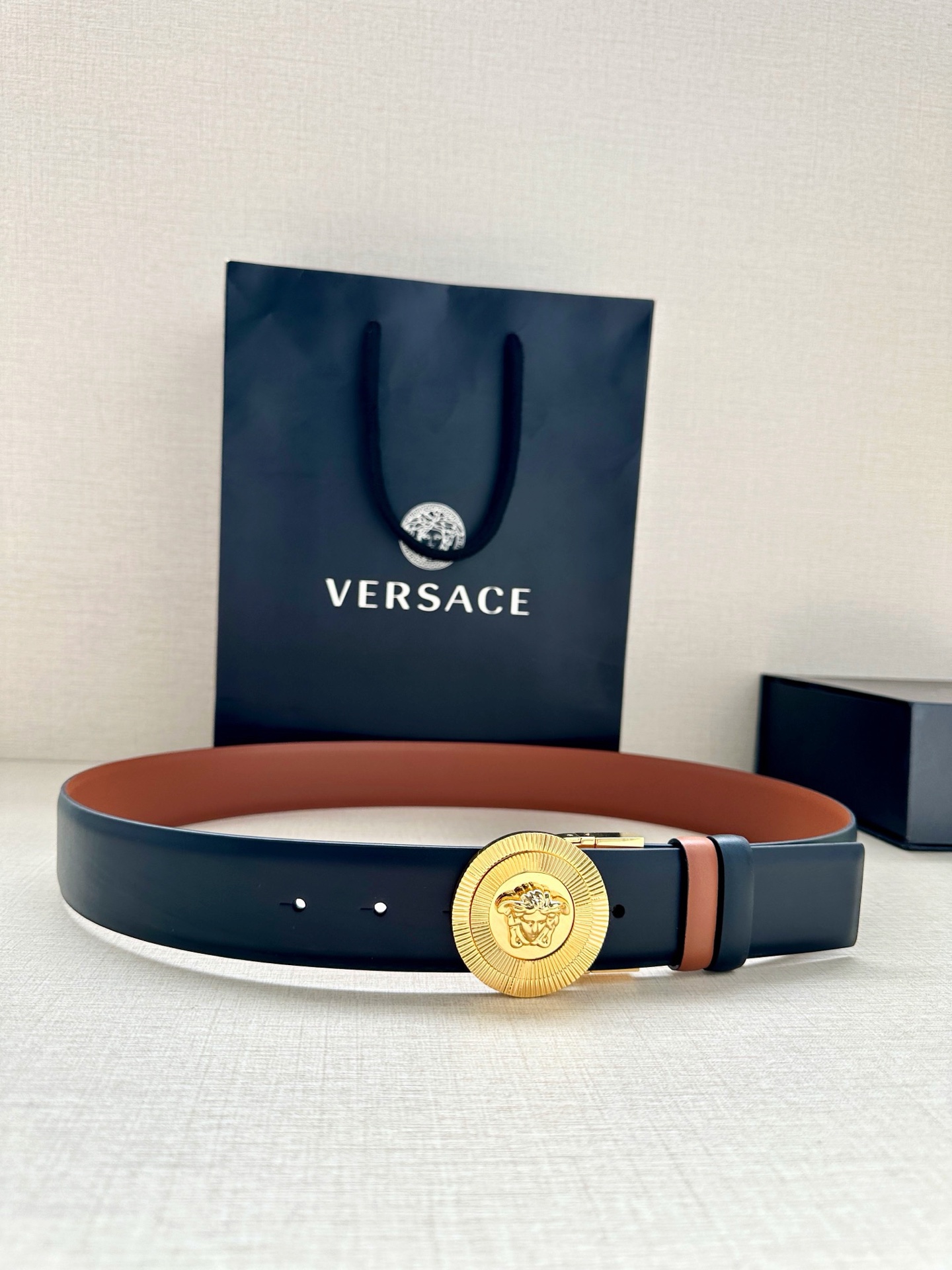 宽度3.8cm 光滑皮带，饰有双面Medusa Biggie搭扣，采用双色调。Medusa Biggie