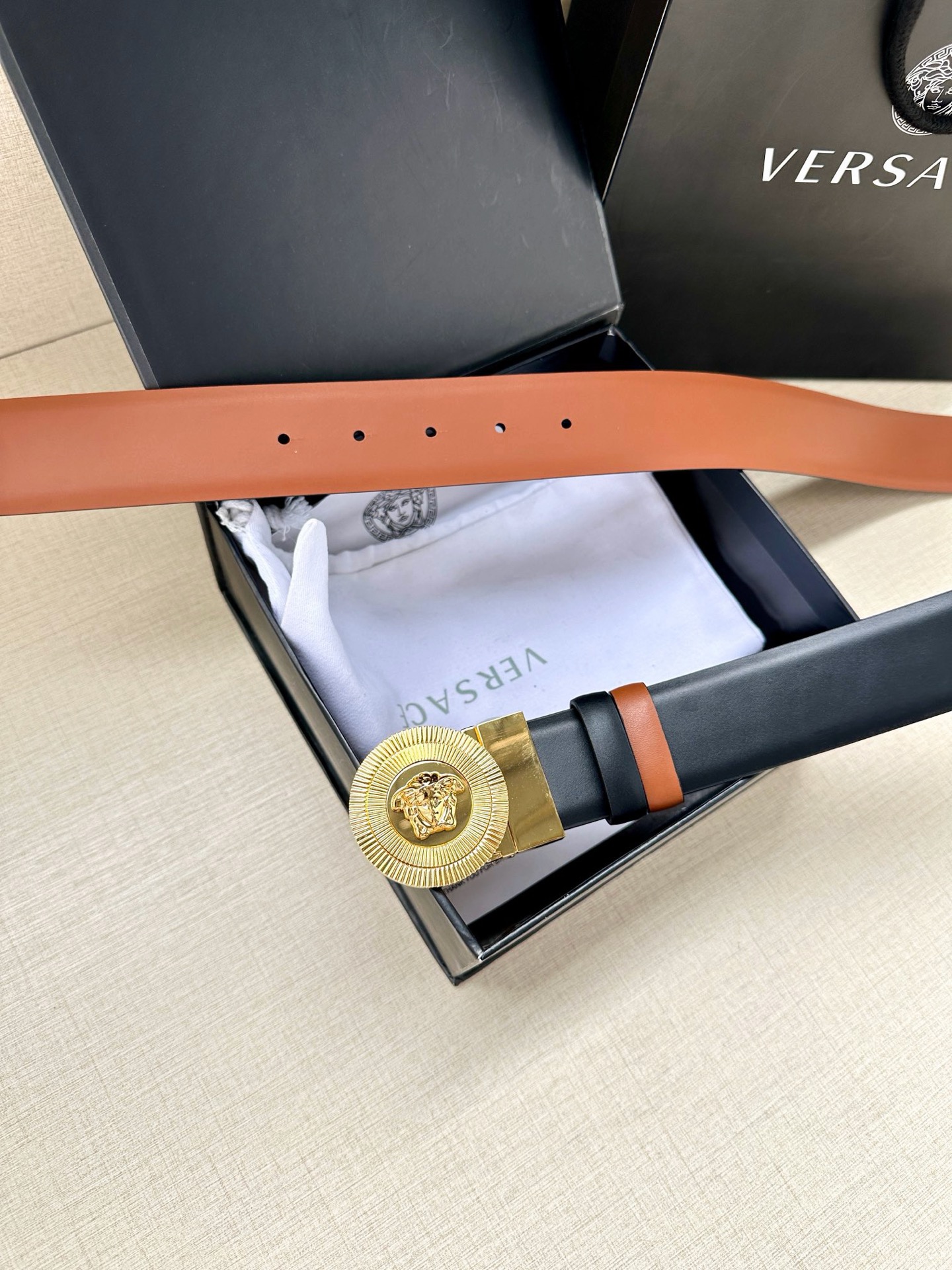 宽度3.8cm 光滑皮带，饰有双面Medusa Biggie搭扣，采用双色调。Medusa Biggie