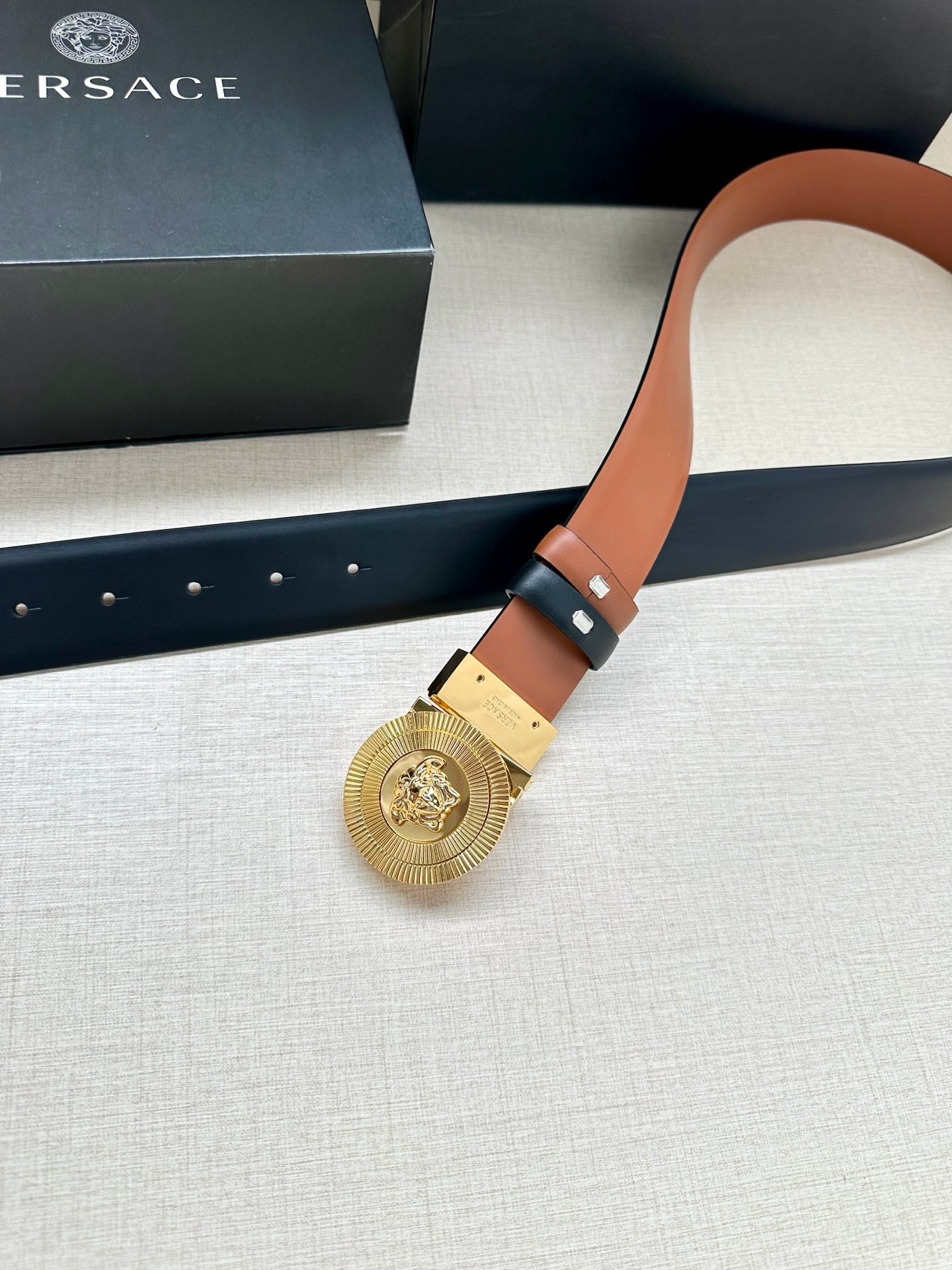 宽度3.8cm 光滑皮带，饰有双面Medusa Biggie搭扣，采用双色调。Medusa Biggie