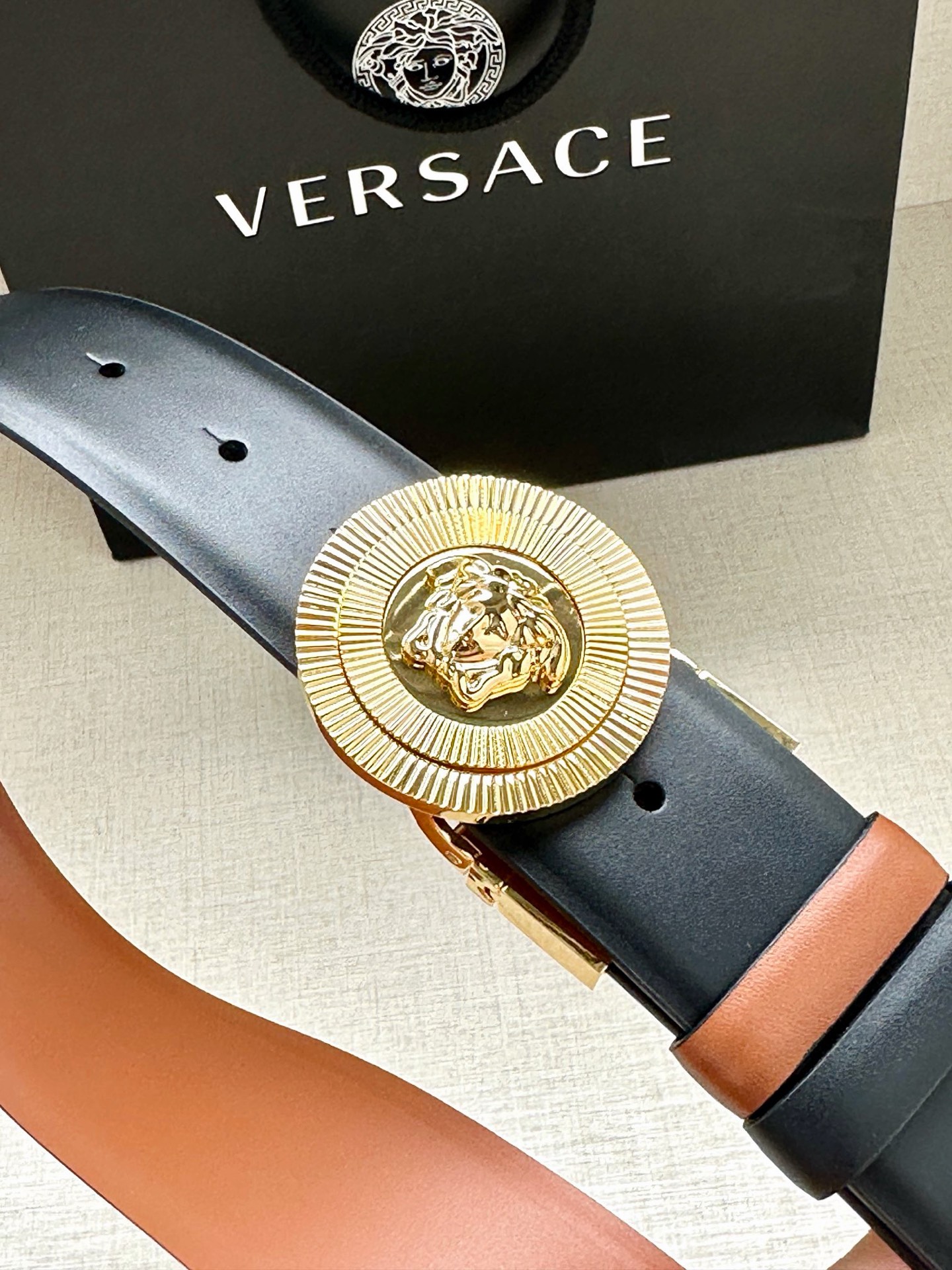 宽度3.8cm 光滑皮带，饰有双面Medusa Biggie搭扣，采用双色调。Medusa Biggie