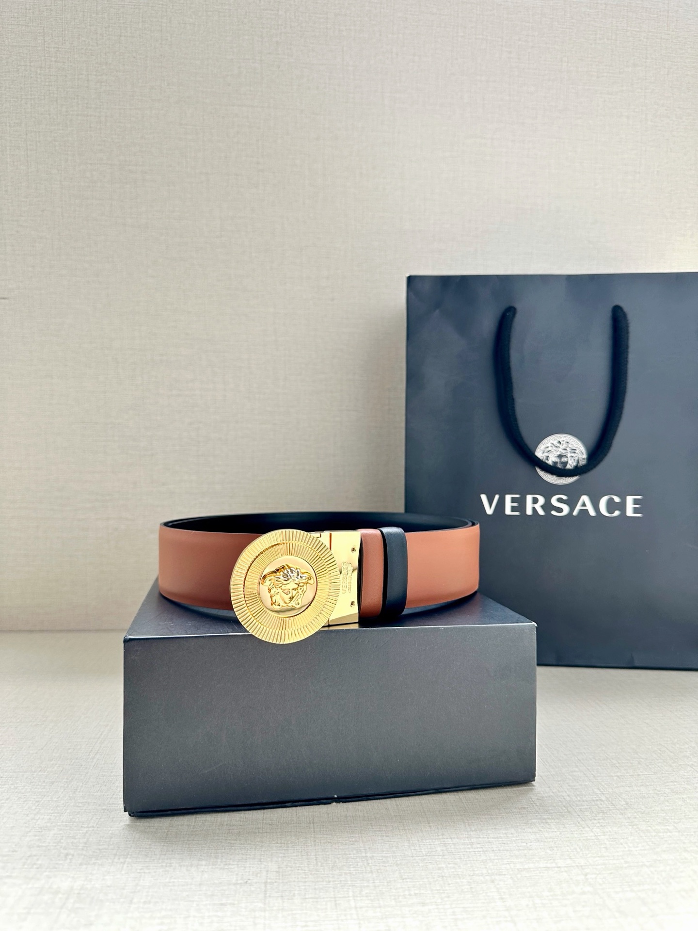 宽度3.8cm 光滑皮带，饰有双面Medusa Biggie搭扣，采用双色调。Medusa Biggie