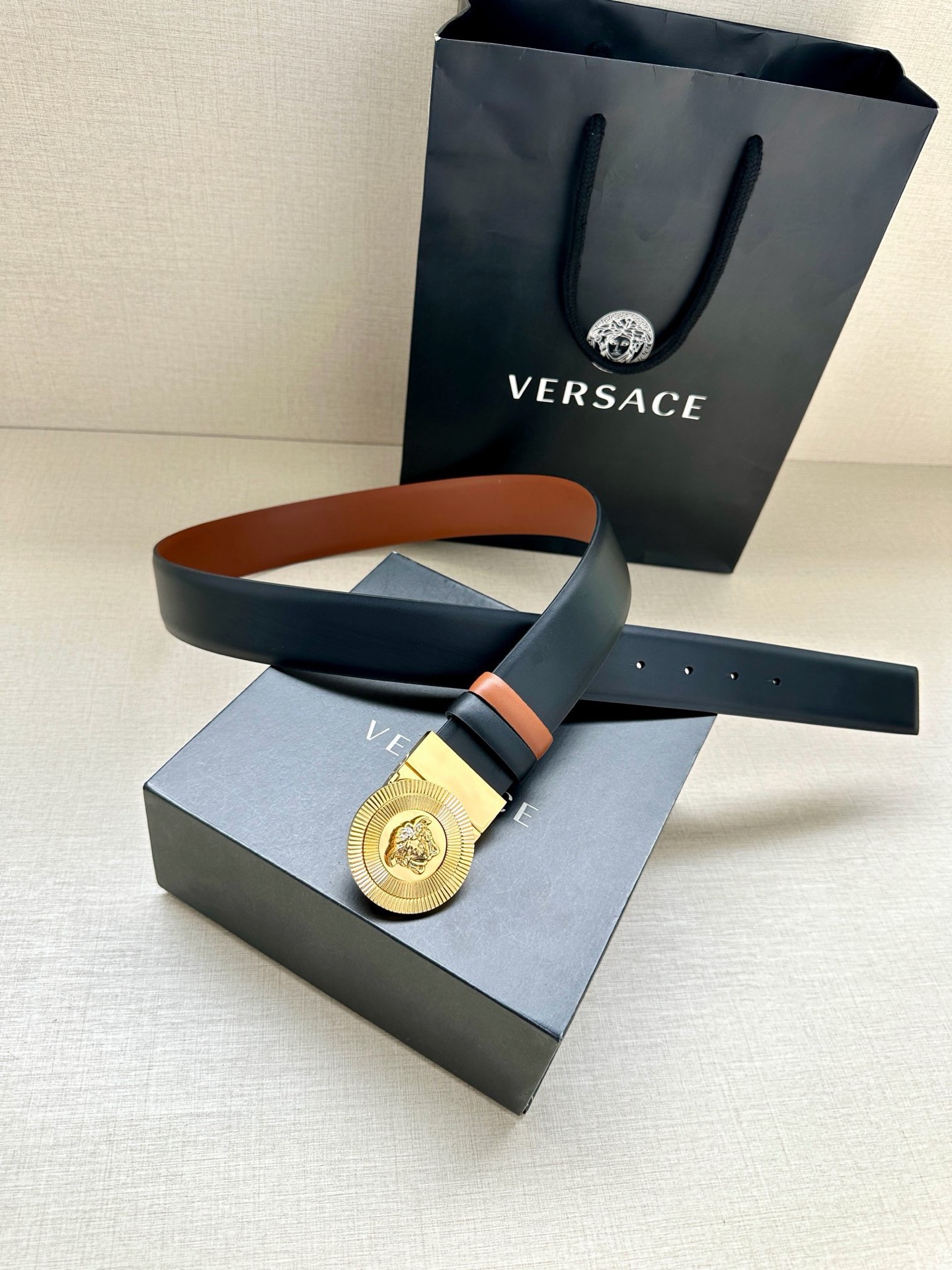 宽度3.8cm 光滑皮带，饰有双面Medusa Biggie搭扣，采用双色调。Medusa Biggie