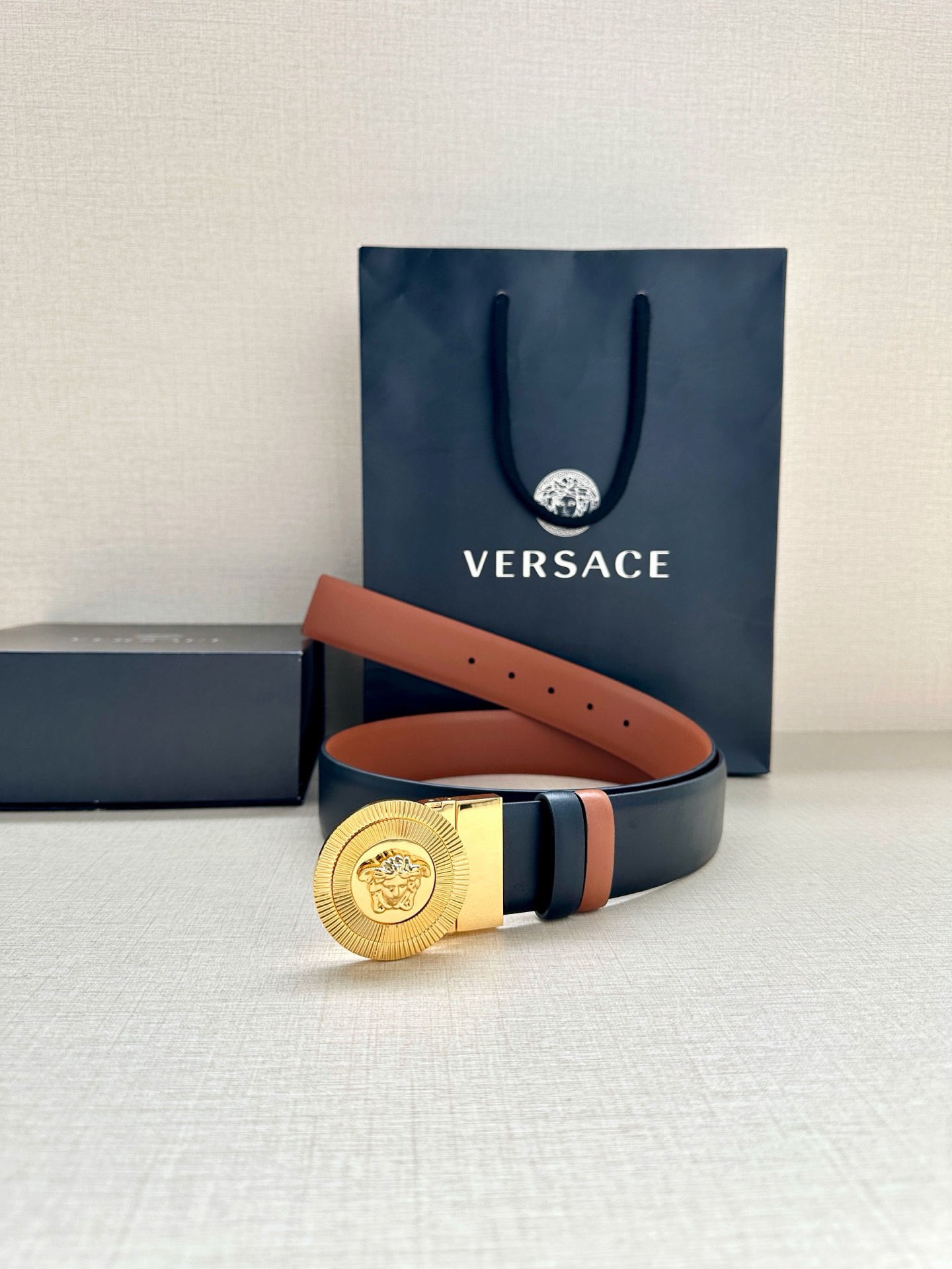 宽度3.8cm 光滑皮带，饰有双面Medusa Biggie搭扣，采用双色调。Medusa Biggie