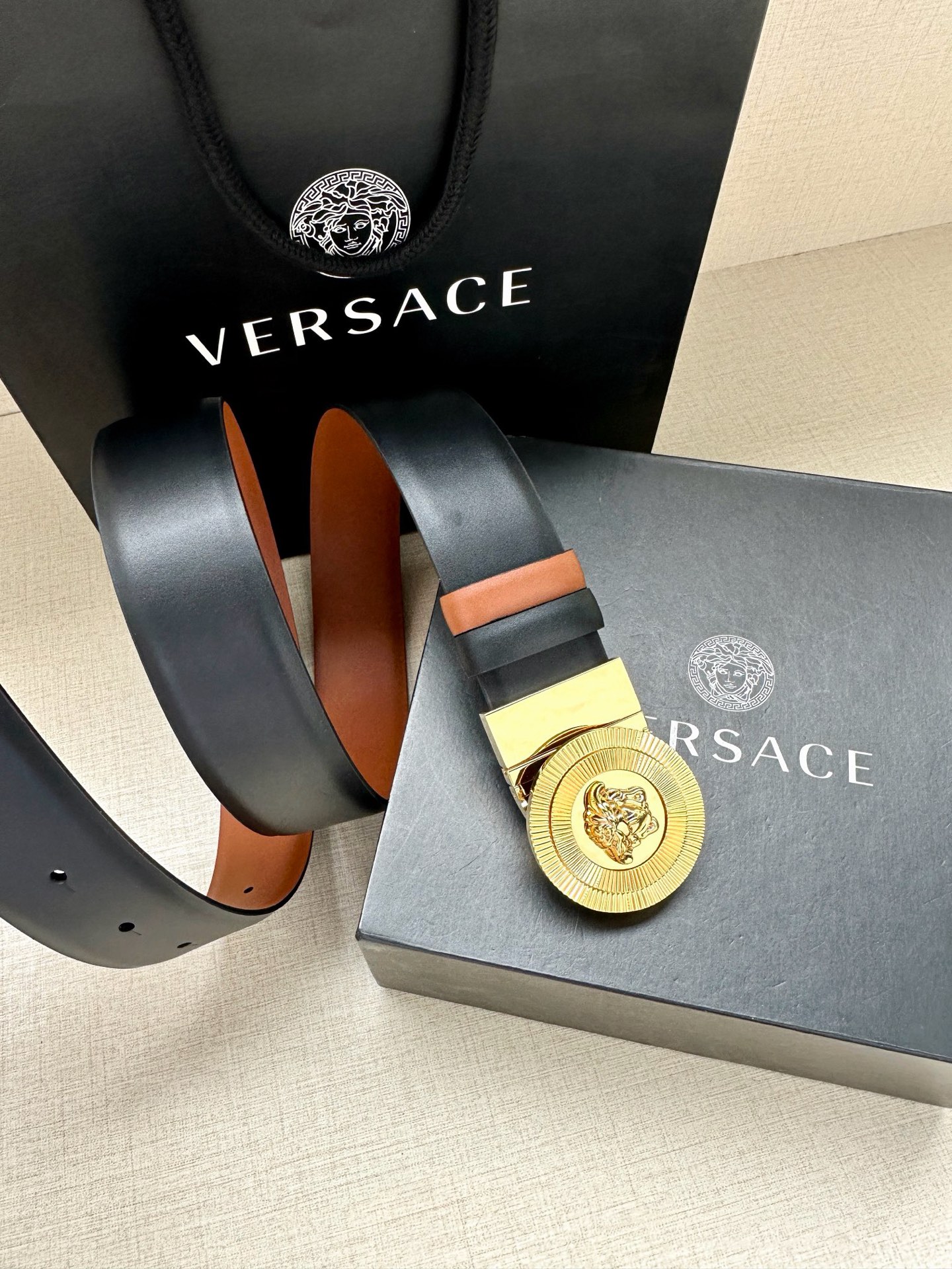 宽度3.8cm 光滑皮带，饰有双面Medusa Biggie搭扣，采用双色调。Medusa Biggie