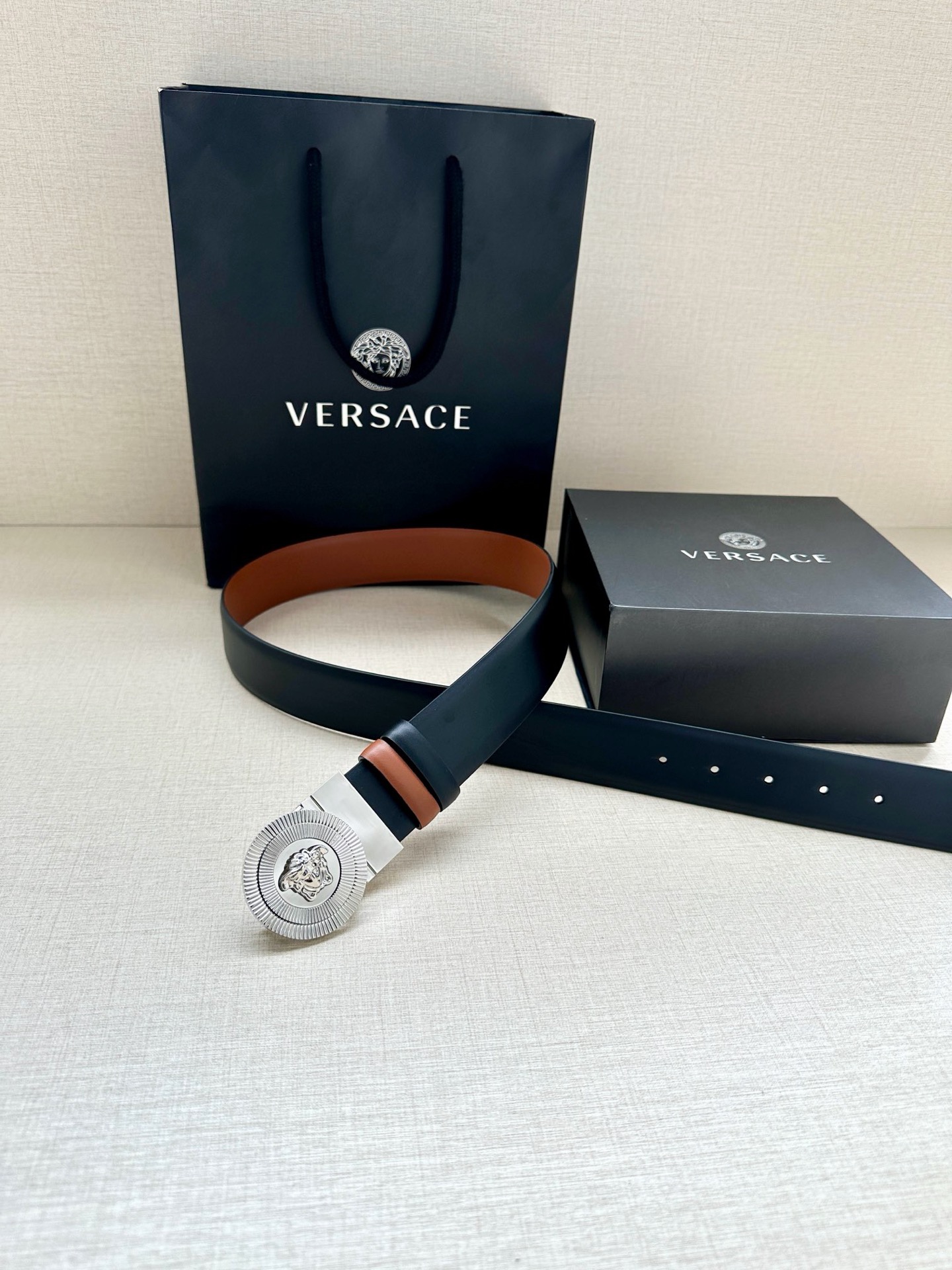 宽度3.8cm 光滑皮带，饰有双面Medusa Biggie搭扣，采用双色调。Medusa Biggie