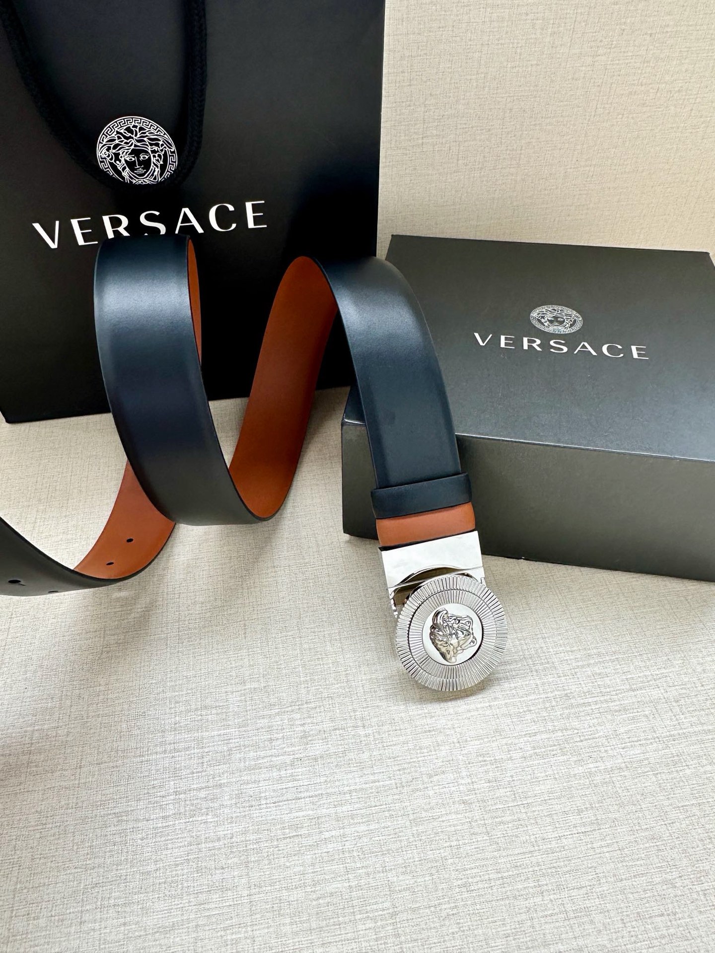 宽度3.8cm 光滑皮带，饰有双面Medusa Biggie搭扣，采用双色调。Medusa Biggie