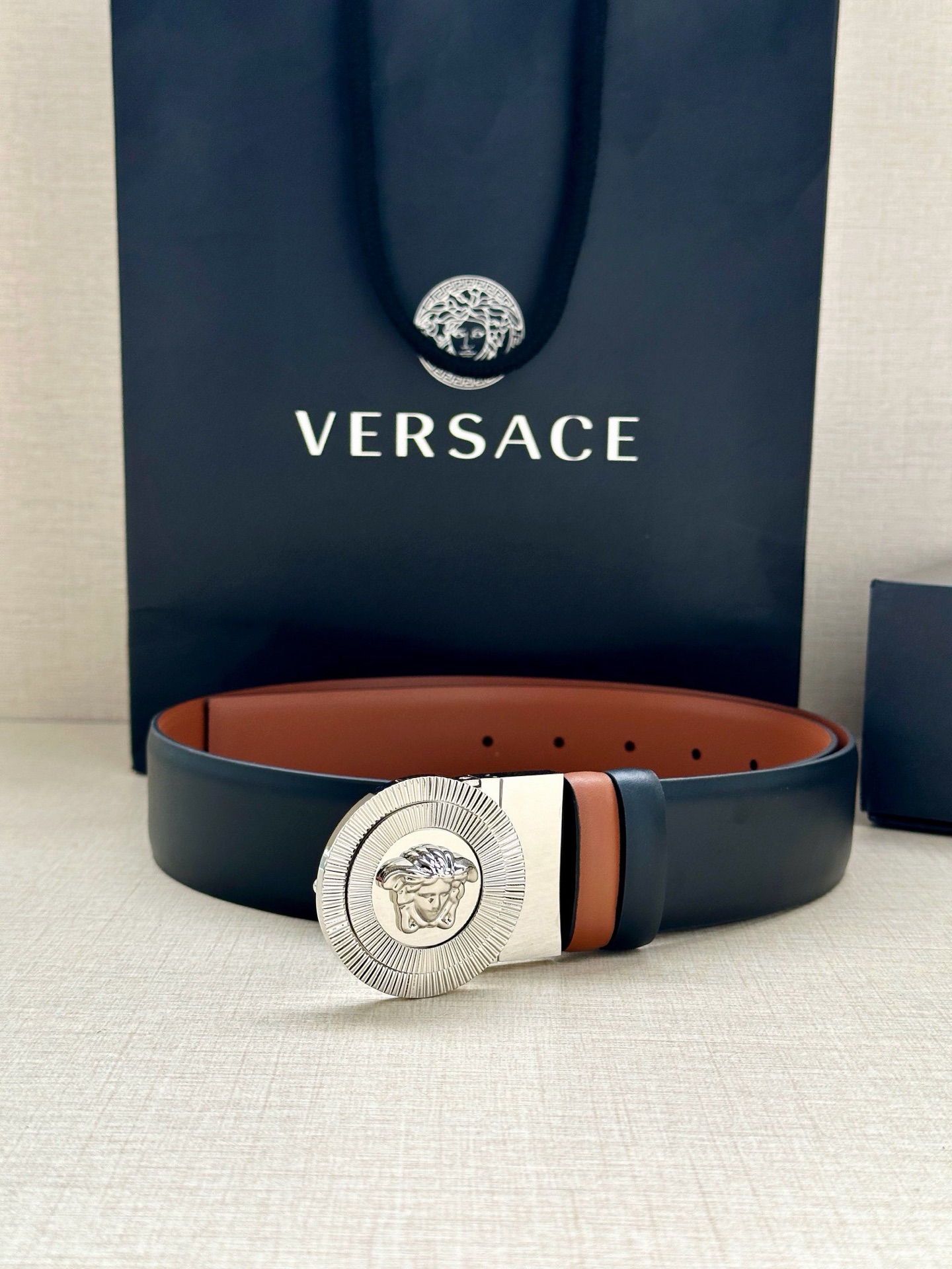 宽度3.8cm 光滑皮带，饰有双面Medusa Biggie搭扣，采用双色调。Medusa Biggie