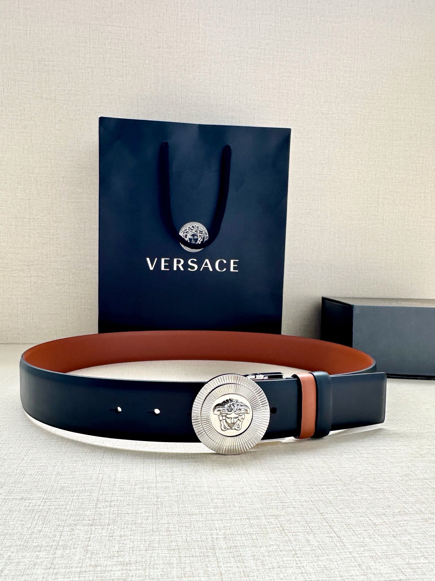 宽度3.8cm 光滑皮带，饰有双面Medusa Biggie搭扣，采用双色调。Medusa Biggie