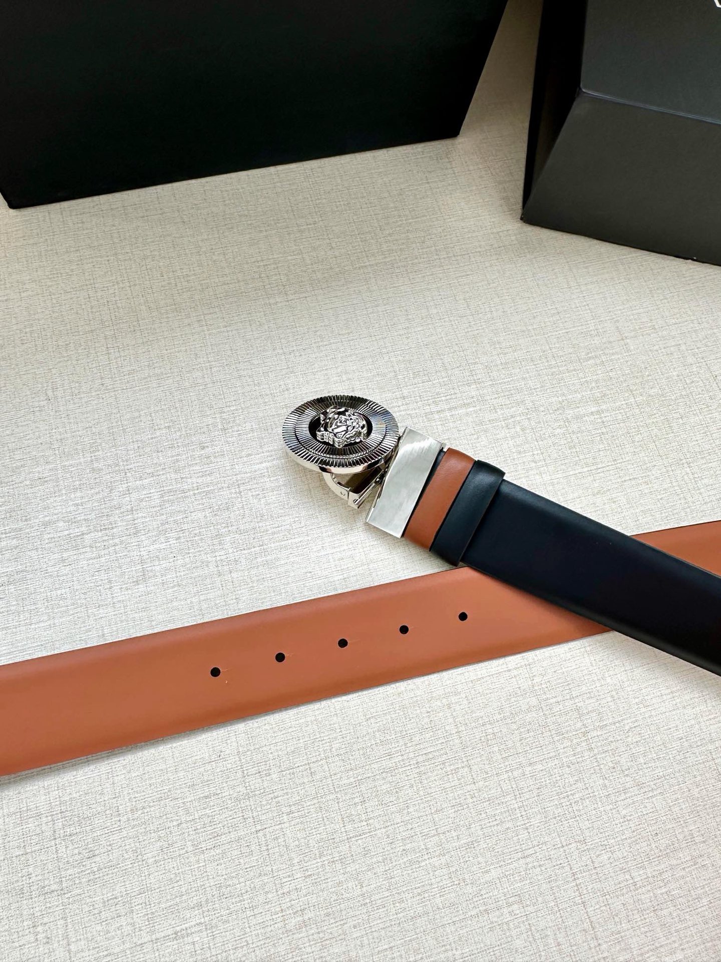 宽度3.8cm 光滑皮带，饰有双面Medusa Biggie搭扣，采用双色调。Medusa Biggie