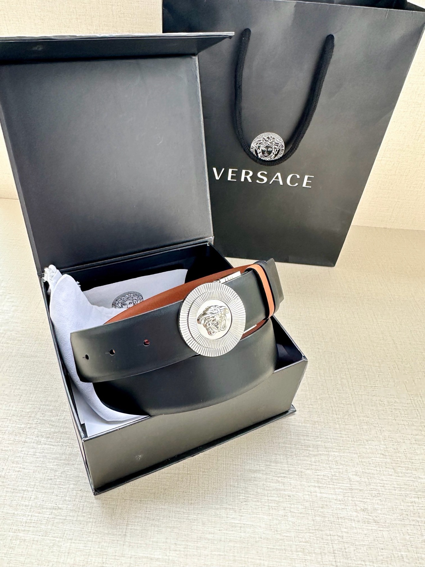 宽度3.8cm 光滑皮带，饰有双面Medusa Biggie搭扣，采用双色调。Medusa Biggie