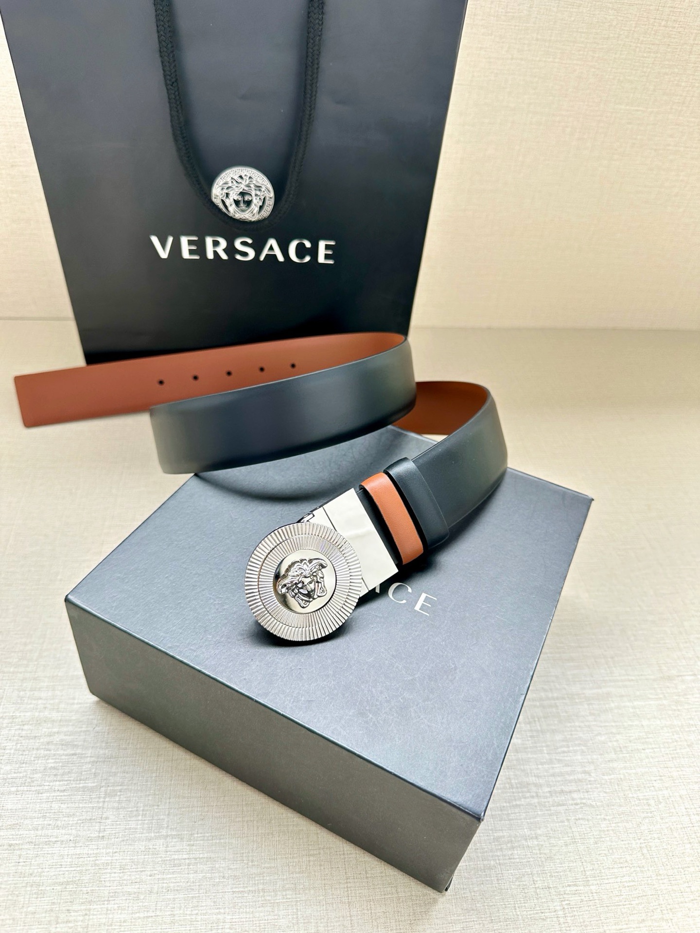 宽度3.8cm 光滑皮带，饰有双面Medusa Biggie搭扣，采用双色调。Medusa Biggie