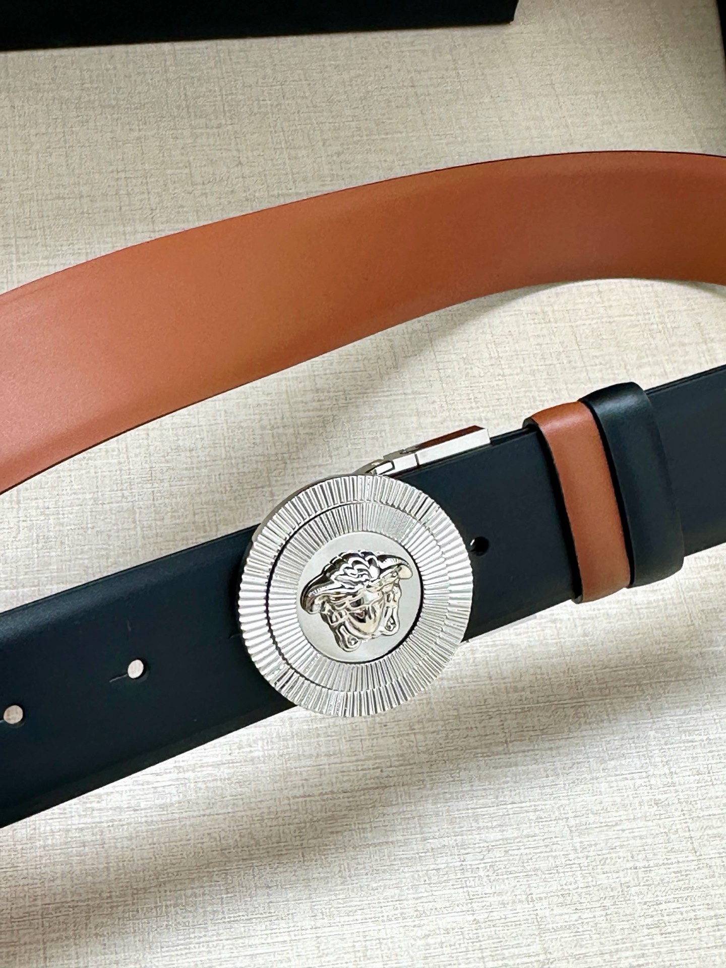 宽度3.8cm 光滑皮带，饰有双面Medusa Biggie搭扣，采用双色调。Medusa Biggie