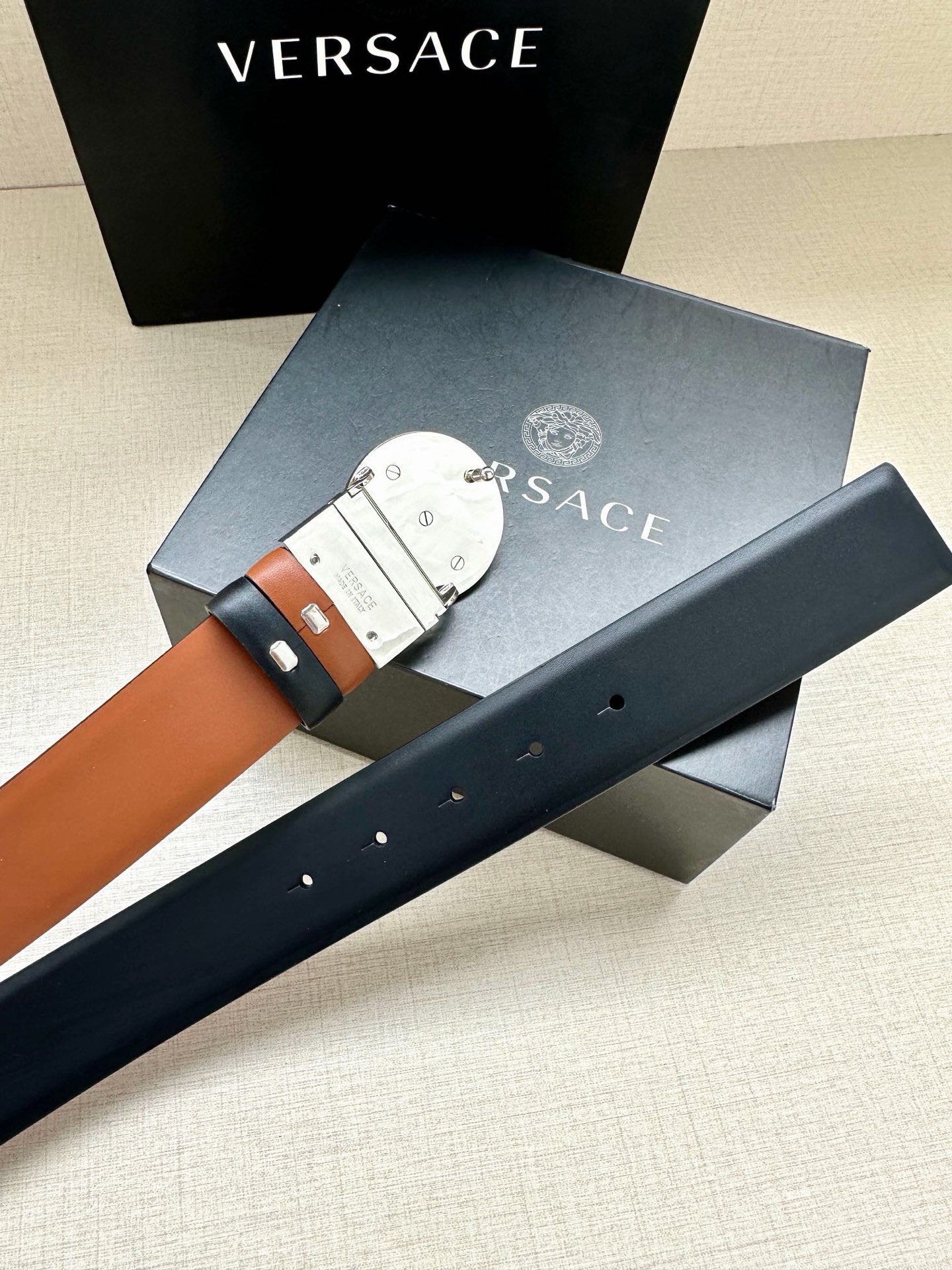 宽度3.8cm 光滑皮带，饰有双面Medusa Biggie搭扣，采用双色调。Medusa Biggie