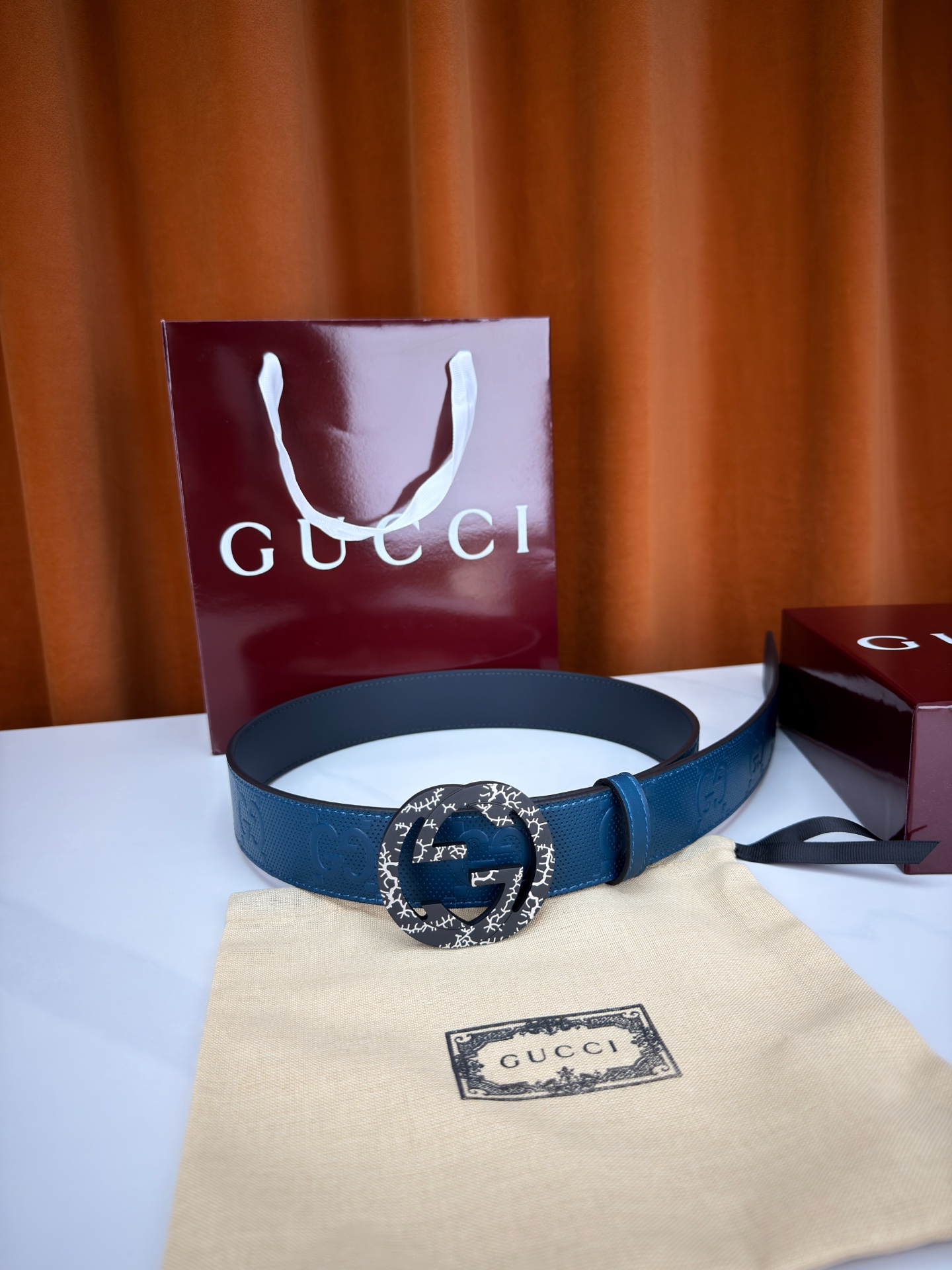 Gucci 3.8cm双面腰带 甄选打孔牛皮革 一面满压经典双G标识 一面光面简约 标志性互扣双G金属扣 裂纹纹理点缀 质感独特-Chinese wholesaler seller Clothes Bags handbags wholesale Shoes High Quatity wholesaler seller Cheap Sneakers from China Factory Chinese suppliers china wholesale clothing wholesaler seller Gucci 3.8cm双面腰带 甄选打孔牛皮革 一面满压经典双G标识 一面光面简约 标志性互扣双G金属扣 裂纹纹理点缀 质感独特