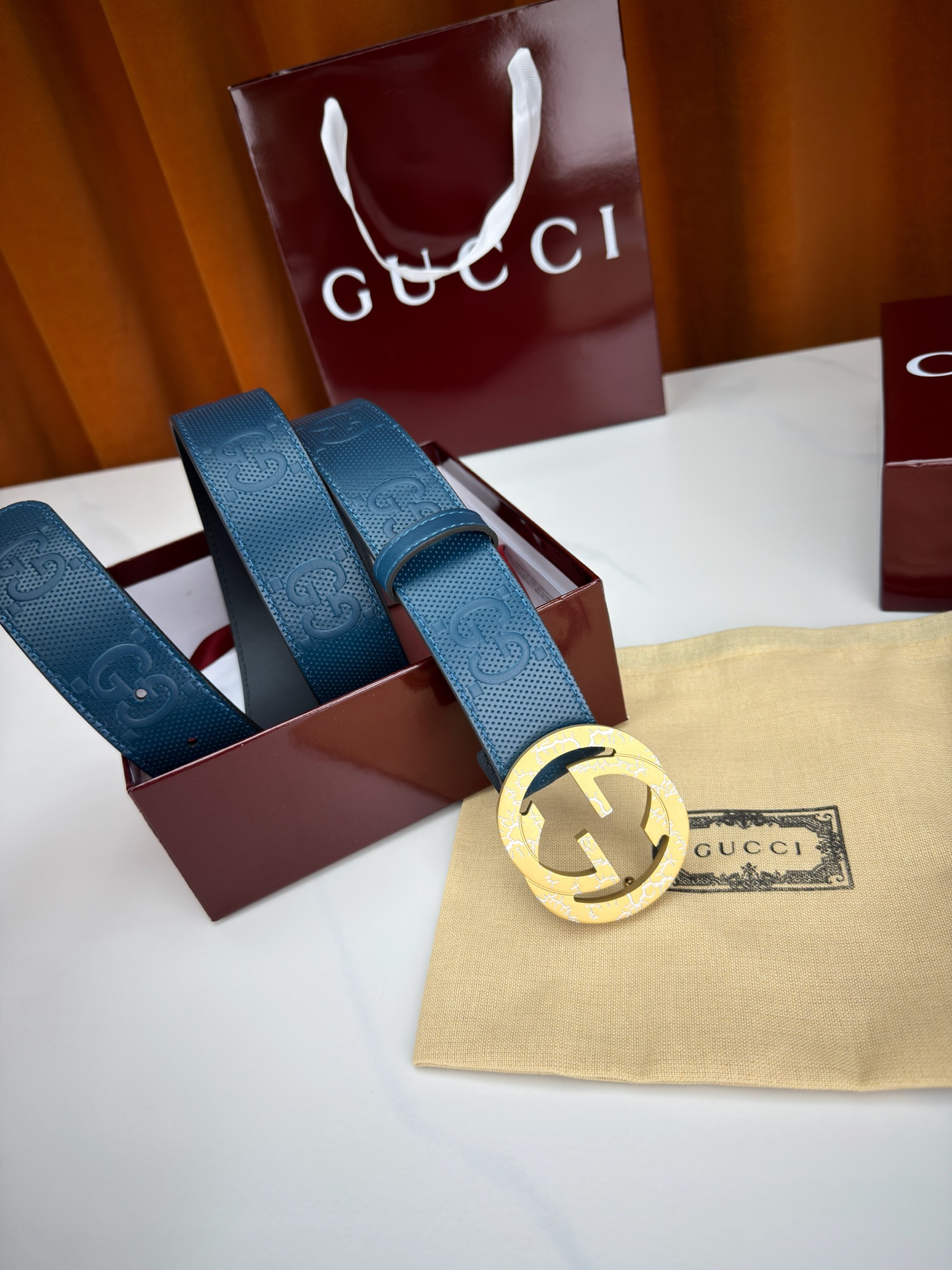 Gucci 3.8cm双面腰带 甄选打孔牛皮革 一面满压经典双G标识 一面光面简约 标志性互扣双G金属扣 裂纹纹理点缀 质感独特-Chinese wholesaler seller Clothes Bags handbags wholesale Shoes High Quatity wholesaler seller Cheap Sneakers from China Factory Chinese suppliers china wholesale clothing wholesaler seller Gucci 3.8cm双面腰带 甄选打孔牛皮革 一面满压经典双G标识 一面光面简约 标志性互扣双G金属扣 裂纹纹理点缀 质感独特