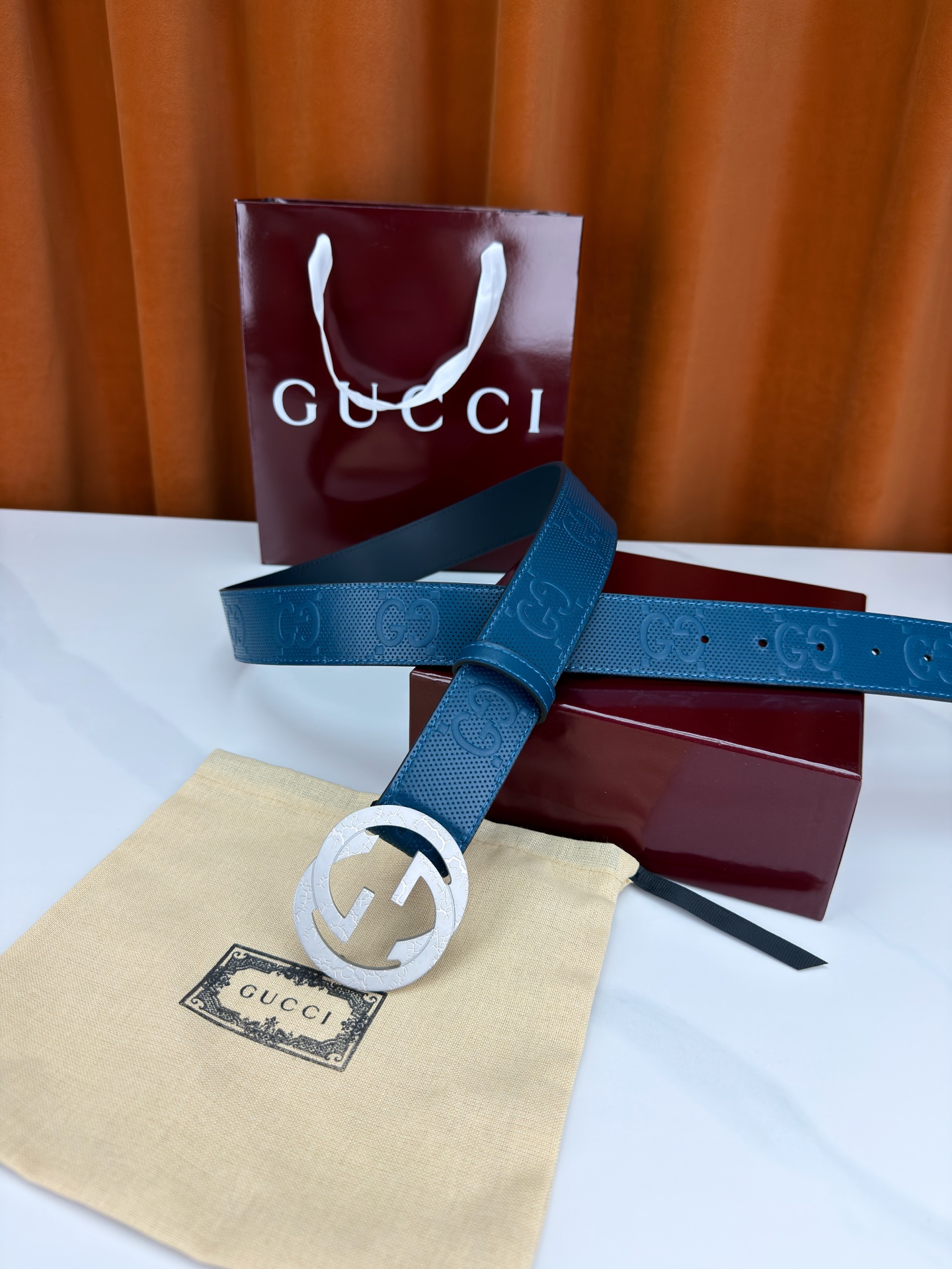 Gucci 3.8cm双面腰带 甄选打孔牛皮革 一面满压经典双G标识 一面光面简约 标志性互扣双G金属扣 裂纹纹理点缀 质感独特-Chinese wholesaler seller Clothes Bags handbags wholesale Shoes High Quatity wholesaler seller Cheap Sneakers from China Factory Chinese suppliers china wholesale clothing wholesaler seller Gucci 3.8cm双面腰带 甄选打孔牛皮革 一面满压经典双G标识 一面光面简约 标志性互扣双G金属扣 裂纹纹理点缀 质感独特