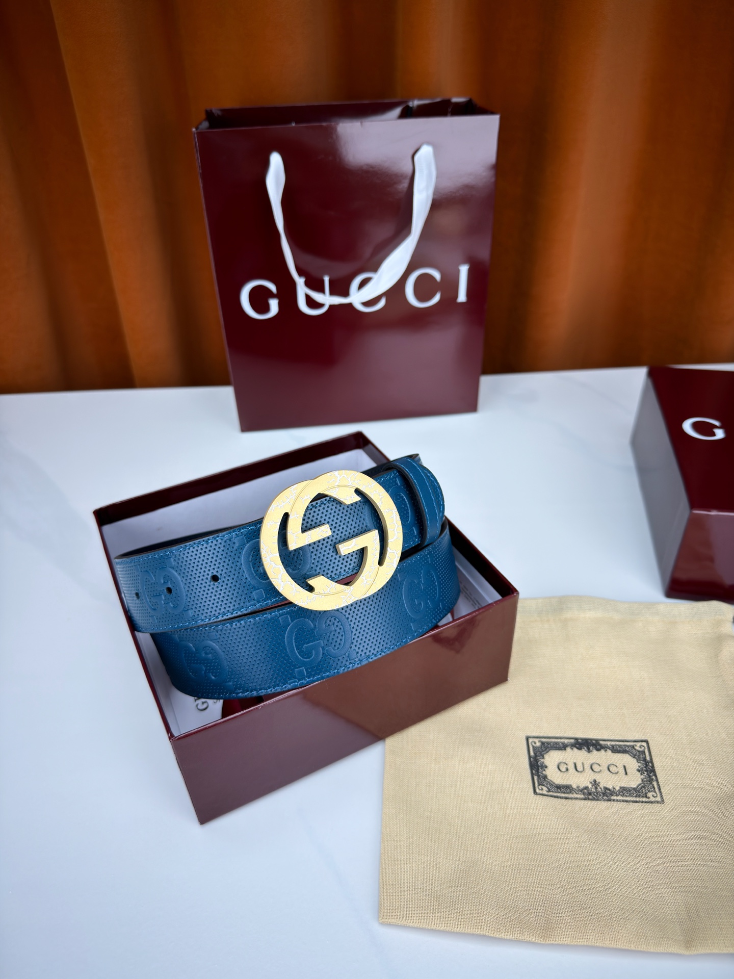 Gucci 3.8cm双面腰带 甄选打孔牛皮革 一面满压经典双G标识 一面光面简约 标志性互扣双G金属扣 裂纹纹理点缀 质感独特-Chinese wholesaler seller Clothes Bags handbags wholesale Shoes High Quatity wholesaler seller Cheap Sneakers from China Factory Chinese suppliers china wholesale clothing wholesaler seller Gucci 3.8cm双面腰带 甄选打孔牛皮革 一面满压经典双G标识 一面光面简约 标志性互扣双G金属扣 裂纹纹理点缀 质感独特