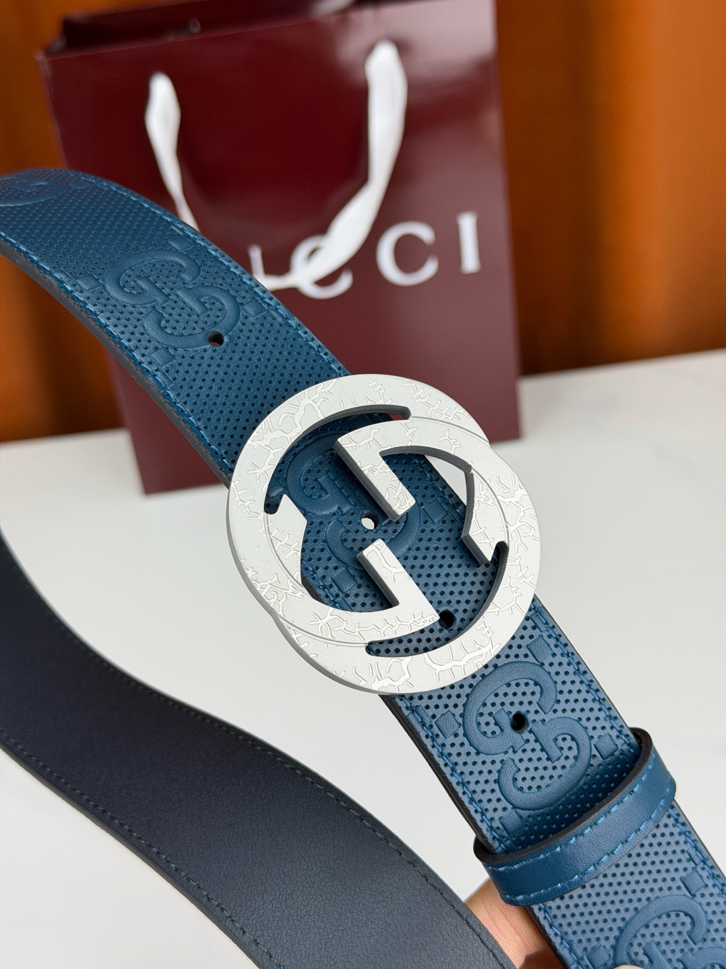 Gucci 3.8cm双面腰带 甄选打孔牛皮革 一面满压经典双G标识 一面光面简约 标志性互扣双G金属扣 裂纹纹理点缀 质感独特-Chinese wholesaler seller Clothes Bags handbags wholesale Shoes High Quatity wholesaler seller Cheap Sneakers from China Factory Chinese suppliers china wholesale clothing wholesaler seller Gucci 3.8cm双面腰带 甄选打孔牛皮革 一面满压经典双G标识 一面光面简约 标志性互扣双G金属扣 裂纹纹理点缀 质感独特