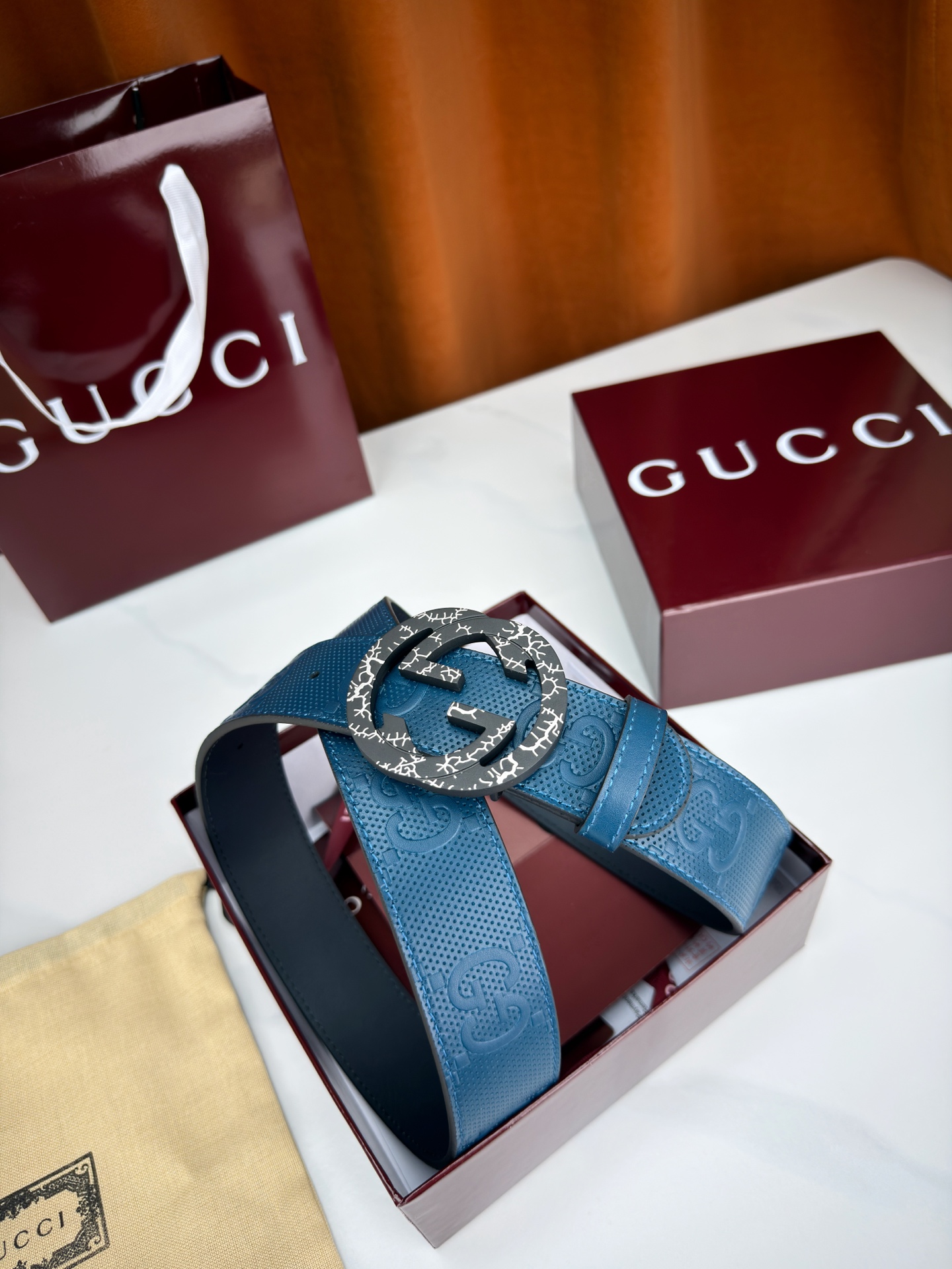 Gucci 3.8cm双面腰带 甄选打孔牛皮革 一面满压经典双G标识 一面光面简约 标志性互扣双G金属扣 裂纹纹理点缀 质感独特-Chinese wholesaler seller Clothes Bags handbags wholesale Shoes High Quatity wholesaler seller Cheap Sneakers from China Factory Chinese suppliers china wholesale clothing wholesaler seller Gucci 3.8cm双面腰带 甄选打孔牛皮革 一面满压经典双G标识 一面光面简约 标志性互扣双G金属扣 裂纹纹理点缀 质感独特