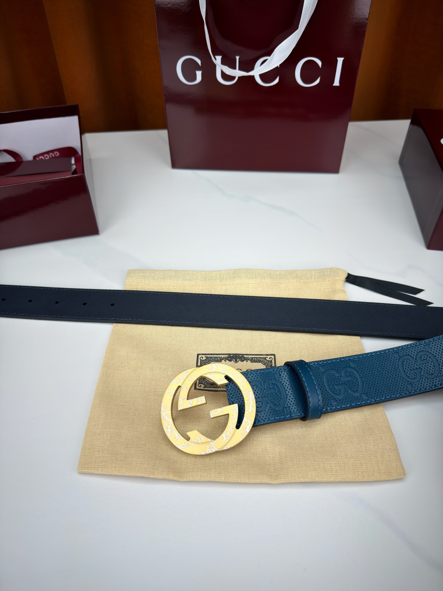 Gucci 3.8cm双面腰带 甄选打孔牛皮革 一面满压经典双G标识 一面光面简约 标志性互扣双G金属扣 裂纹纹理点缀 质感独特-Chinese wholesaler seller Clothes Bags handbags wholesale Shoes High Quatity wholesaler seller Cheap Sneakers from China Factory Chinese suppliers china wholesale clothing wholesaler seller Gucci 3.8cm双面腰带 甄选打孔牛皮革 一面满压经典双G标识 一面光面简约 标志性互扣双G金属扣 裂纹纹理点缀 质感独特