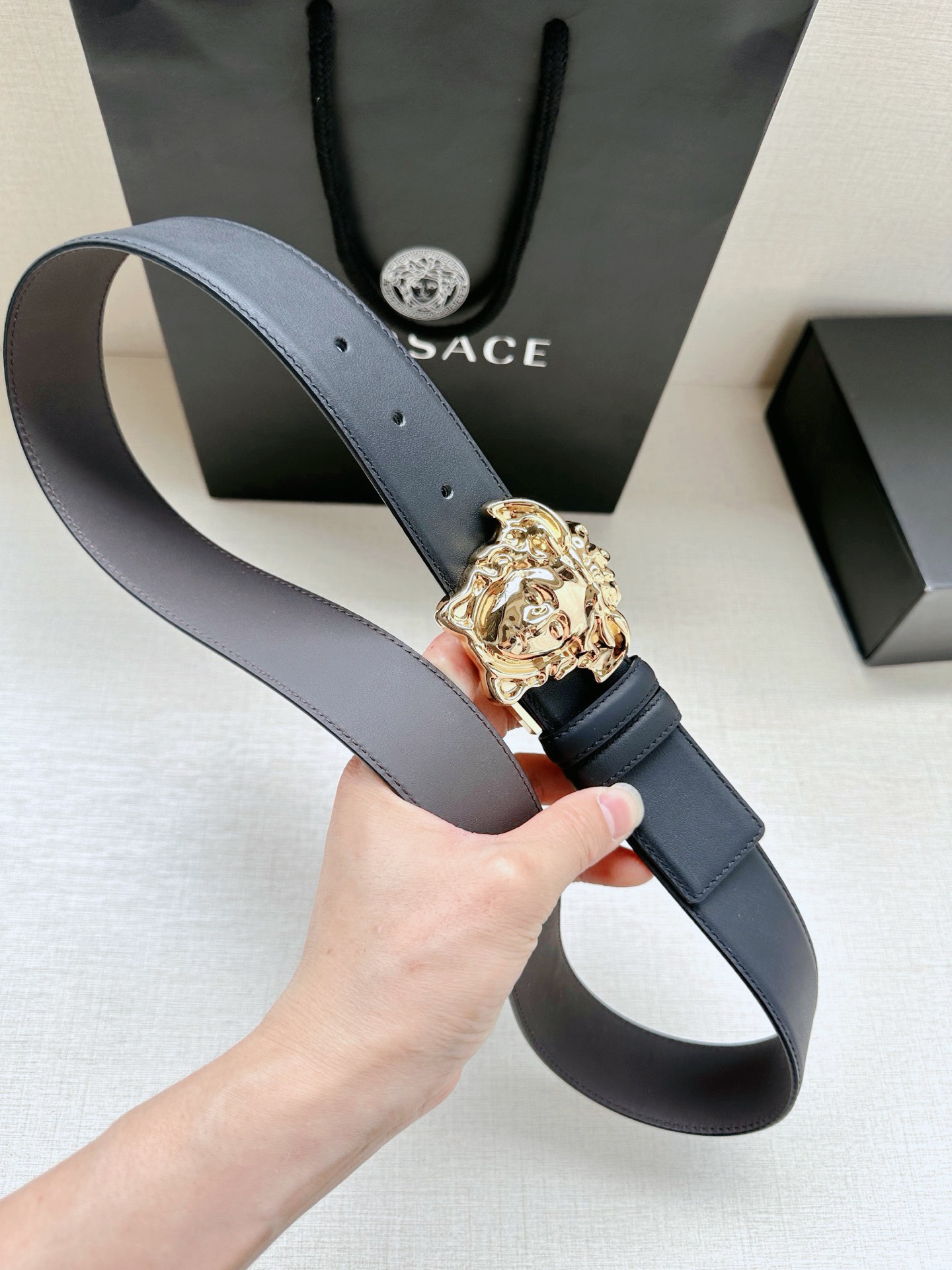 宽度4.0cm 范思哲这款荔枝纹柔软头层皮饰带搭配一枚经典美杜莎带旋转尾夹扣。本季标志性的Versace