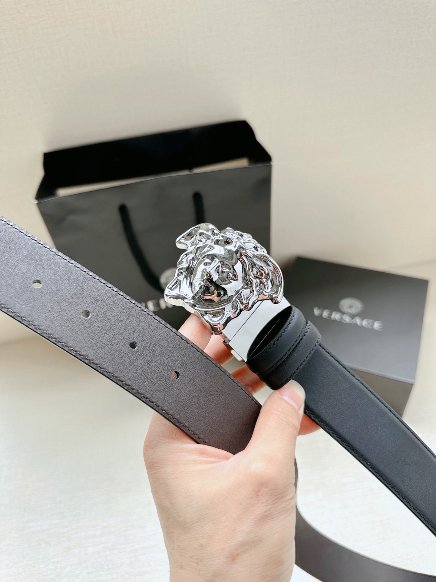 宽度4.0cm 范思哲这款荔枝纹柔软头层皮饰带搭配一枚经典美杜莎带旋转尾夹扣。本季标志性的Versace