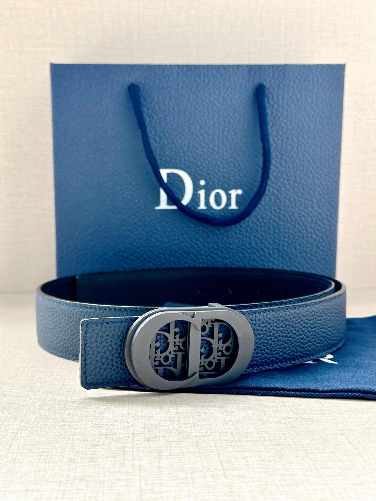 宽度3.5cm 这款白/金色饰面不锈钢腰带扣采用“CD”标志点缀 镌刻有 Dior Oblique 图案-Chinese UA Cheap High Quatity Brand Clothes Bags handbags Sneakers wholesale wholesaler seller from China Factory suppliers Fashion Clothing Shoes best Quality Beautiful Price 宽度3.5cm 这款白/金色饰面不锈钢腰带扣采用“CD”标志点缀 镌刻有 Dior Oblique 图案