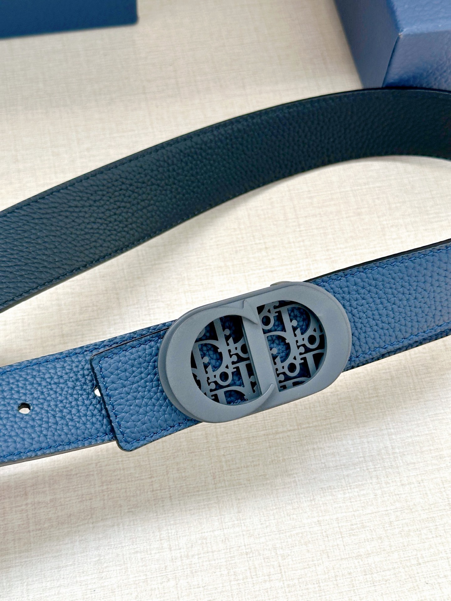 宽度3.5cm 这款白/金色饰面不锈钢腰带扣采用“CD”标志点缀 镌刻有 Dior Oblique 图案-Chinese UA Cheap High Quatity Brand Clothes Bags handbags Sneakers wholesale wholesaler seller from China Factory suppliers Fashion Clothing Shoes best Quality Beautiful Price 宽度3.5cm 这款白/金色饰面不锈钢腰带扣采用“CD”标志点缀 镌刻有 Dior Oblique 图案