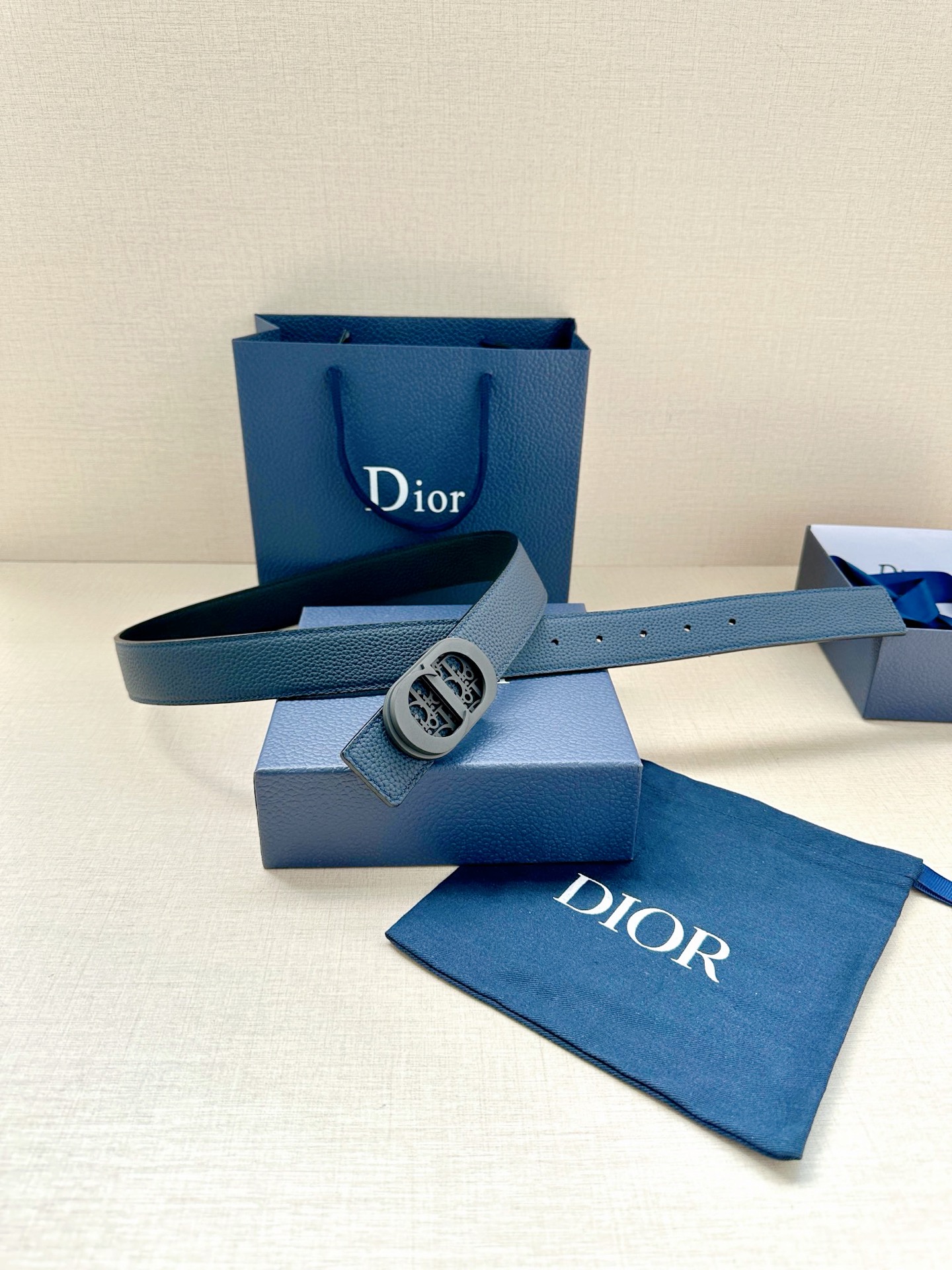 宽度3.5cm 这款白/金色饰面不锈钢腰带扣采用“CD”标志点缀 镌刻有 Dior Oblique 图案-Chinese UA Cheap High Quatity Brand Clothes Bags handbags Sneakers wholesale wholesaler seller from China Factory suppliers Fashion Clothing Shoes best Quality Beautiful Price 宽度3.5cm 这款白/金色饰面不锈钢腰带扣采用“CD”标志点缀 镌刻有 Dior Oblique 图案