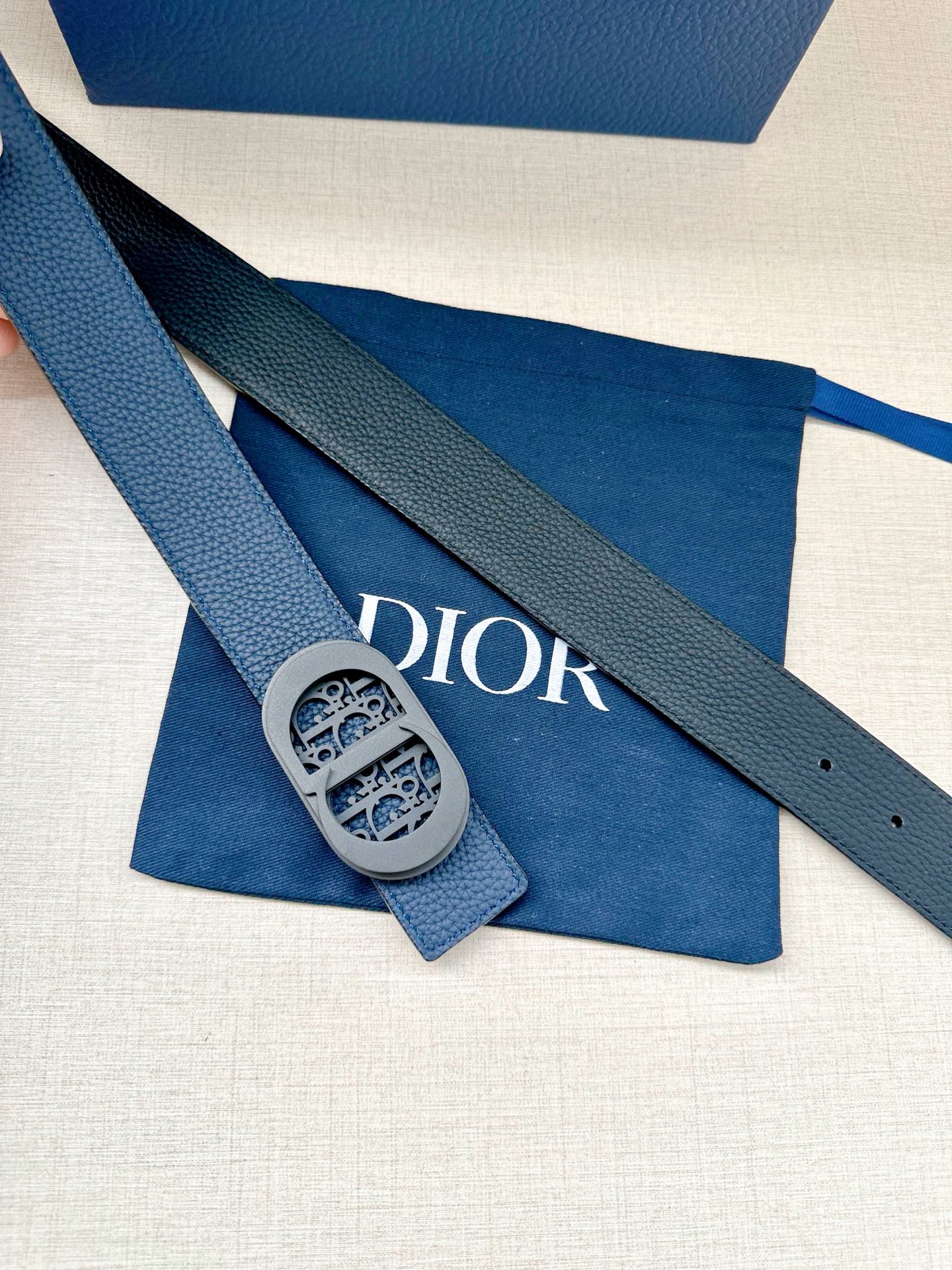 宽度3.5cm 这款白/金色饰面不锈钢腰带扣采用“CD”标志点缀 镌刻有 Dior Oblique 图案-Chinese UA Cheap High Quatity Brand Clothes Bags handbags Sneakers wholesale wholesaler seller from China Factory suppliers Fashion Clothing Shoes best Quality Beautiful Price 宽度3.5cm 这款白/金色饰面不锈钢腰带扣采用“CD”标志点缀 镌刻有 Dior Oblique 图案